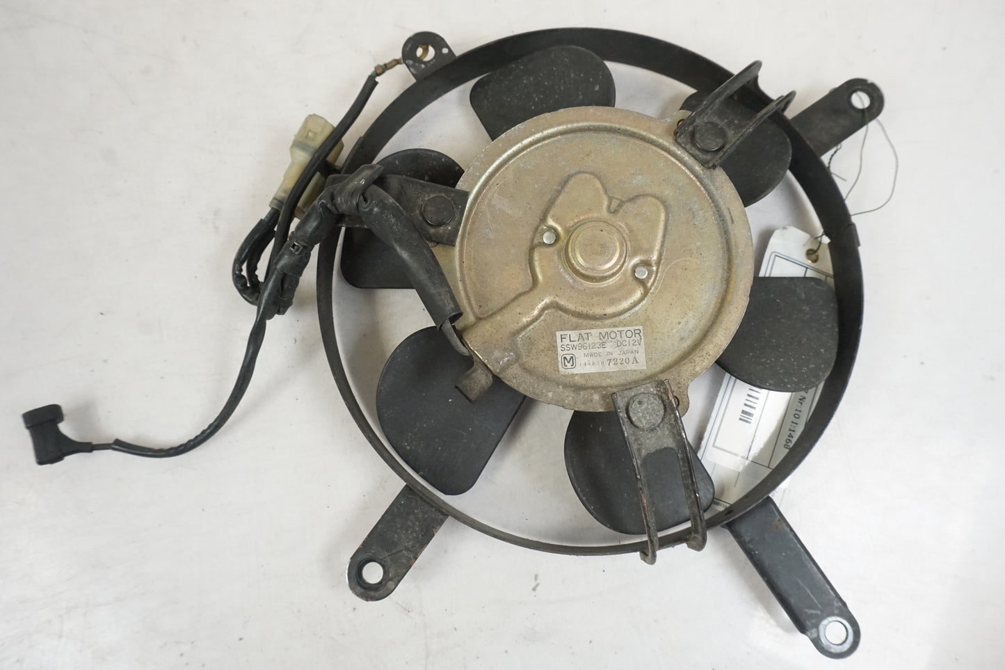 Vänster sida på Vattenkylfläkt från en Honda CBR 1100 XX -1997 motorcykel.