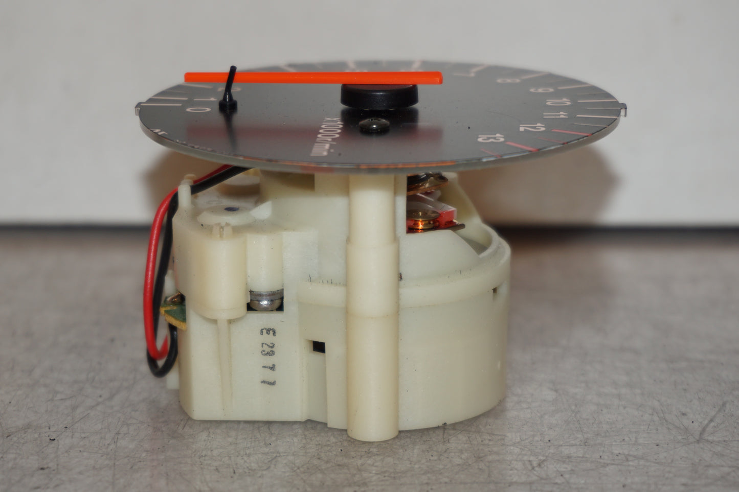 Snett uppifrån på Varvräknare från en Suzuki RF 900 R -1998 motorcykel.