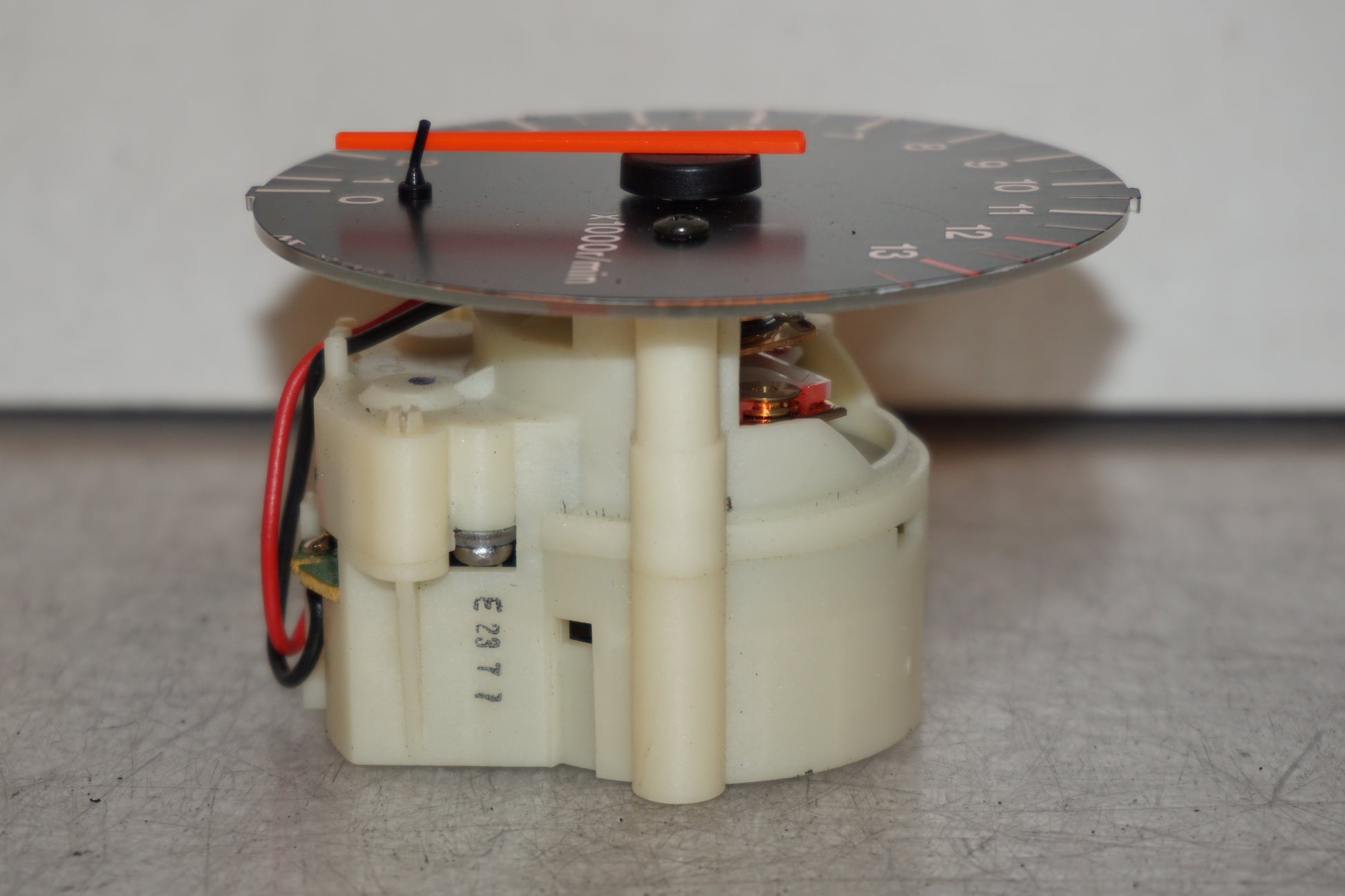 Snett uppifrån på Varvräknare från en Suzuki RF 900 R -1998 motorcykel.