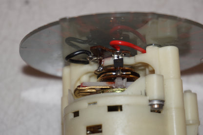 Snett nerifrån på Varvräknare från en Suzuki RF 900 R -1998 motorcykel.