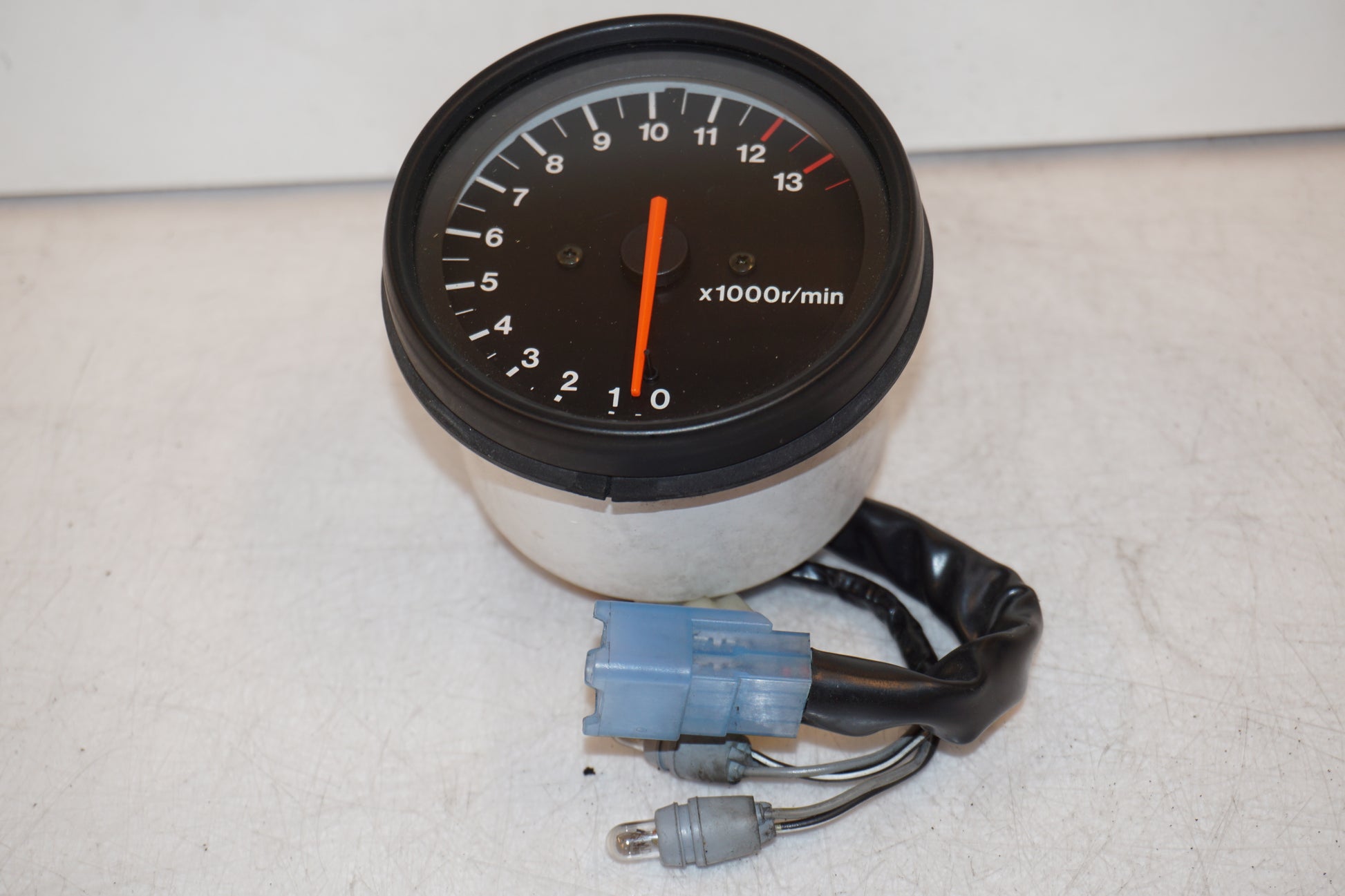 Framsidan på Varvräknare från en Suzuki RF 900 R -1998 motorcykel.