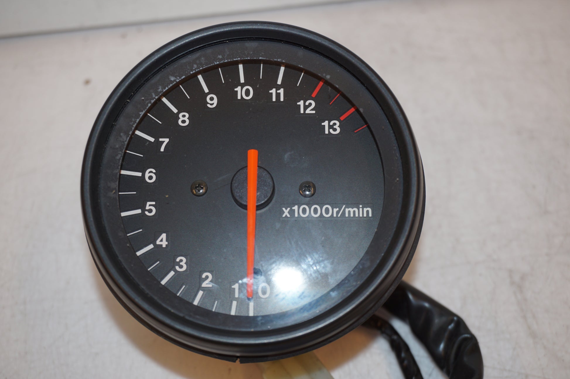 Baksidan på Varvräknare från en Suzuki RF 900 R -1998 motorcykel.