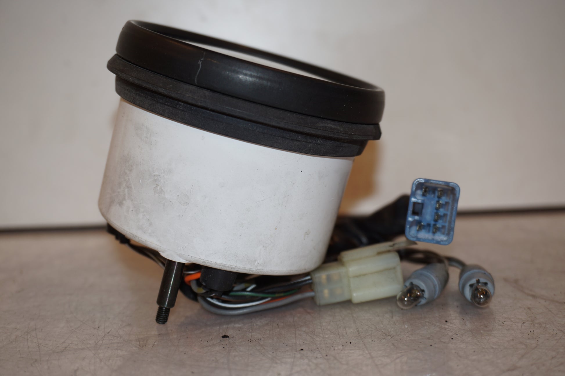 Vänster sida på Varvräknare från en Suzuki RF 900 R -1998 motorcykel.