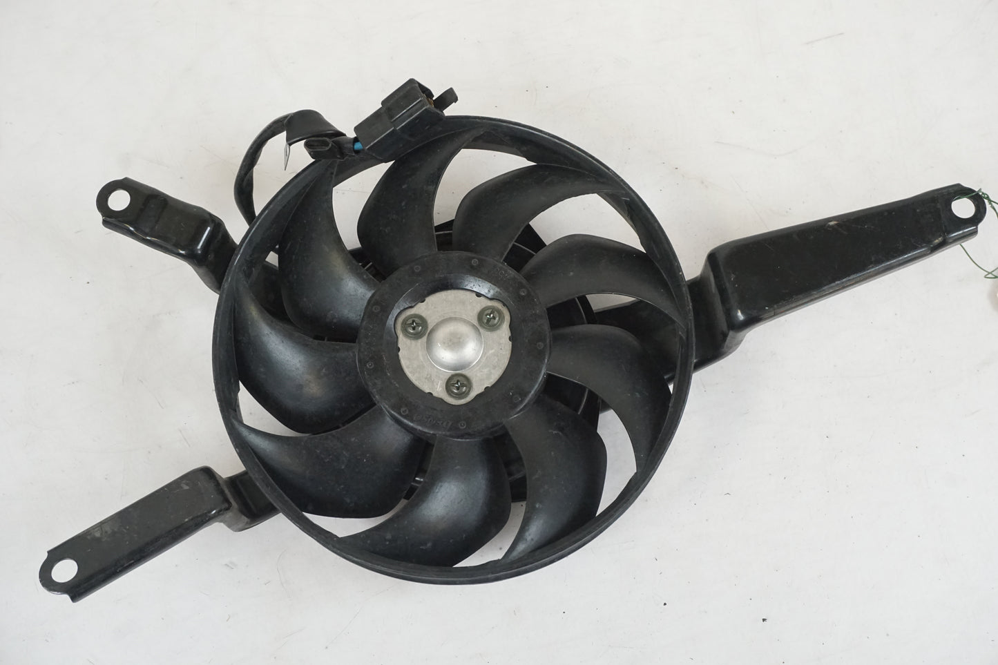 Framsidan på Vattenkylfläkt från en Kawasaki ZX-10R -2005 motorcykel.