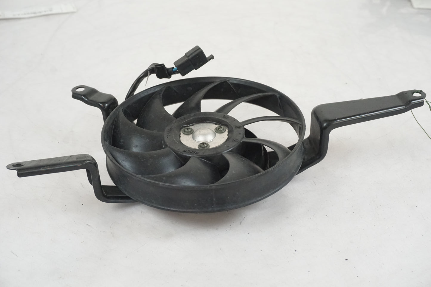 Baksidan på Vattenkylfläkt från en Kawasaki ZX-10R -2005 motorcykel.