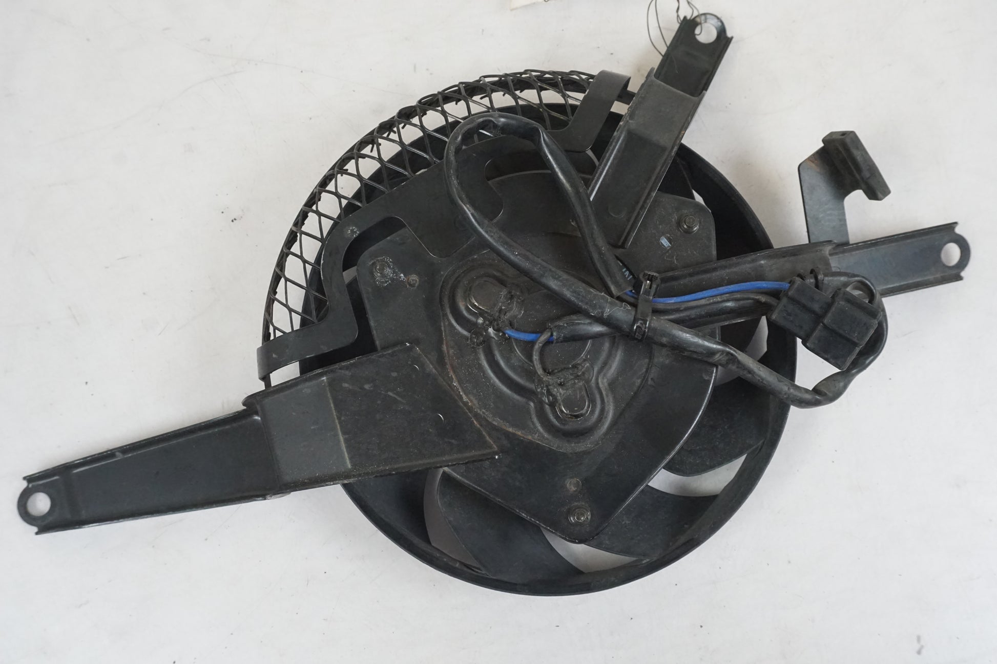 Vänster sida på Vattenkylfläkt från en Kawasaki ZZR 1200 -2002 motorcykel.