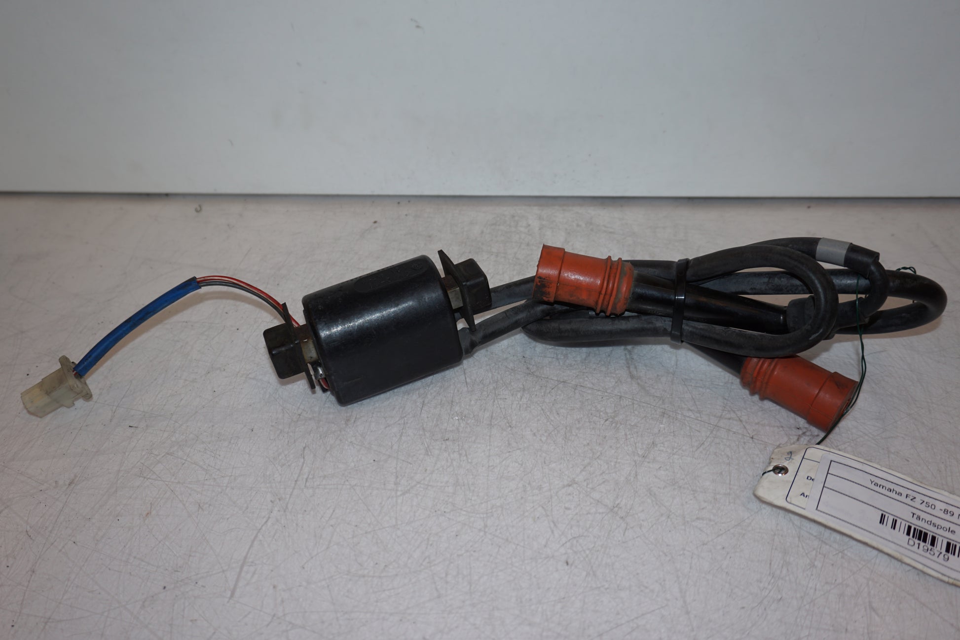 Framsidan på Tändspole från en Yamaha FZ 750 -1989 motorcykel.