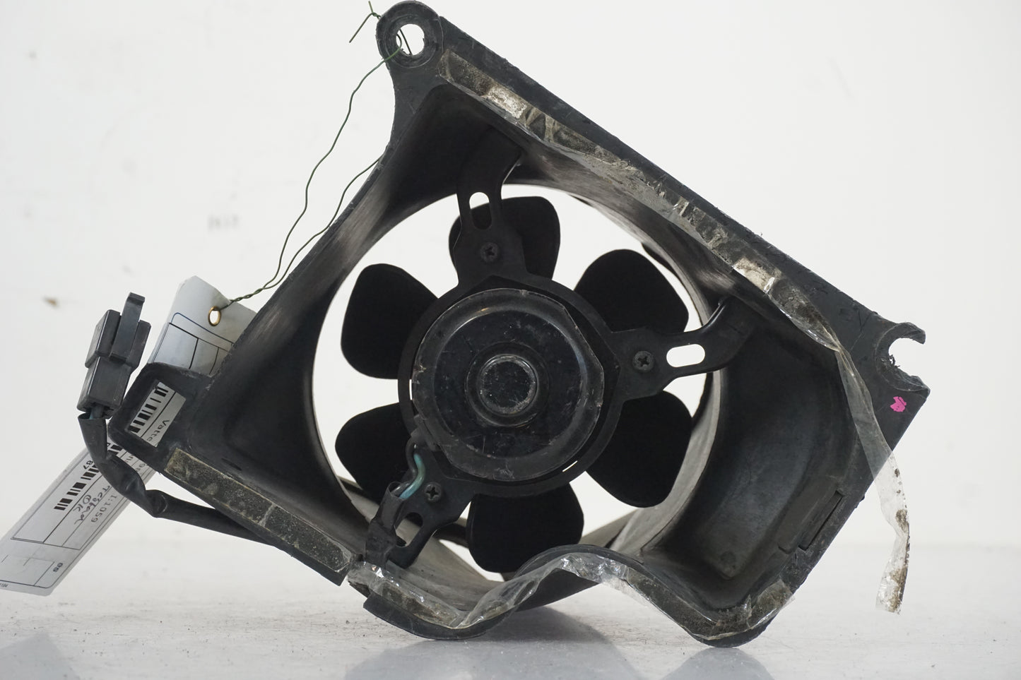 Snett nerifrån på Vattenkylfläkt från en Honda GL 1500 -1998 motorcykel.