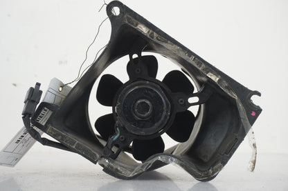 Snett nerifrån på Vattenkylfläkt från en Honda GL 1500 -1998 motorcykel.