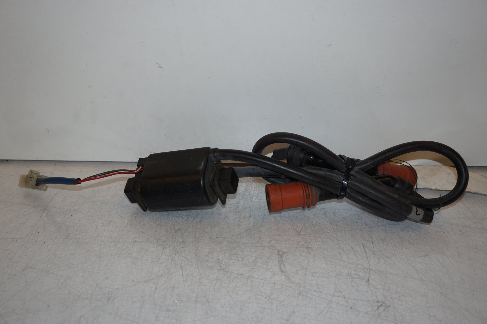 Vänster sida på Tändspole från en Yamaha FZ 750 -1989 motorcykel.