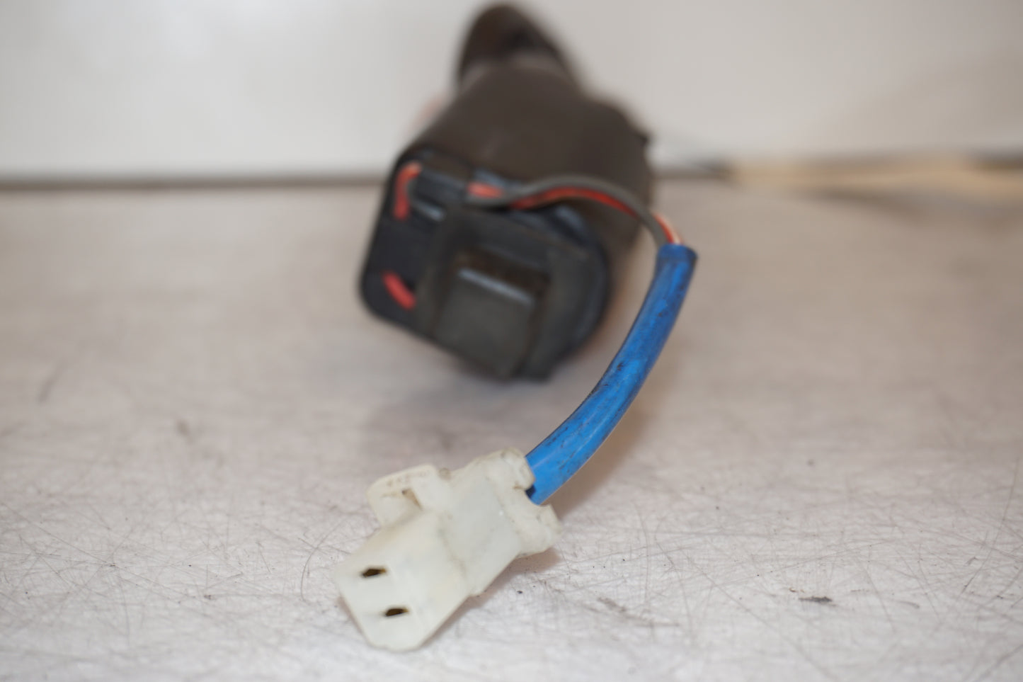 Snett uppifrån på Tändspole från en Yamaha FZ 750 -1989 motorcykel.