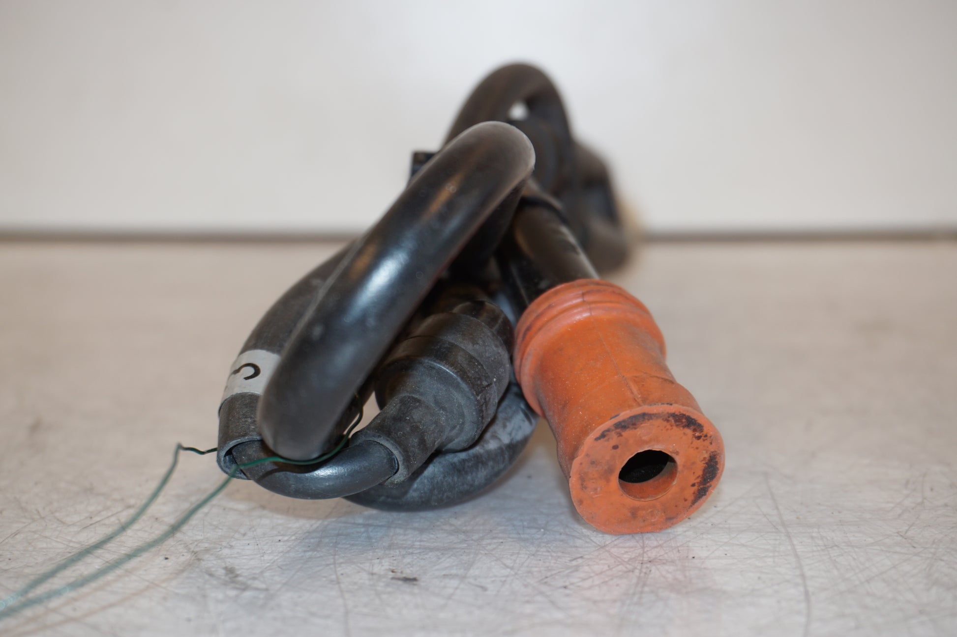 Snett nerifrån på Tändspole från en Yamaha FZ 750 -1989 motorcykel.