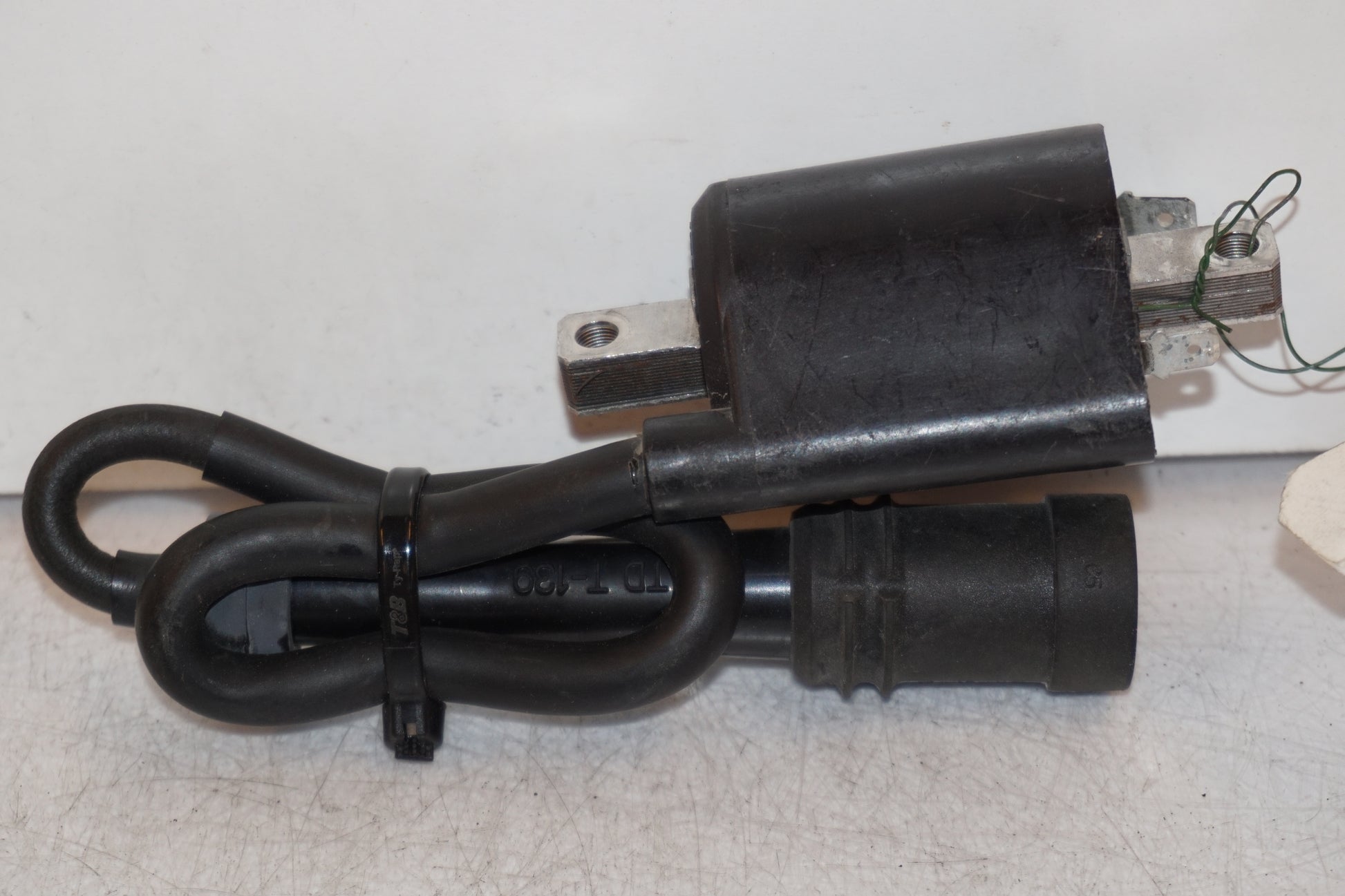 Vänster sida på Tändspole från en Yamaha XVS 650 -1998 motorcykel.