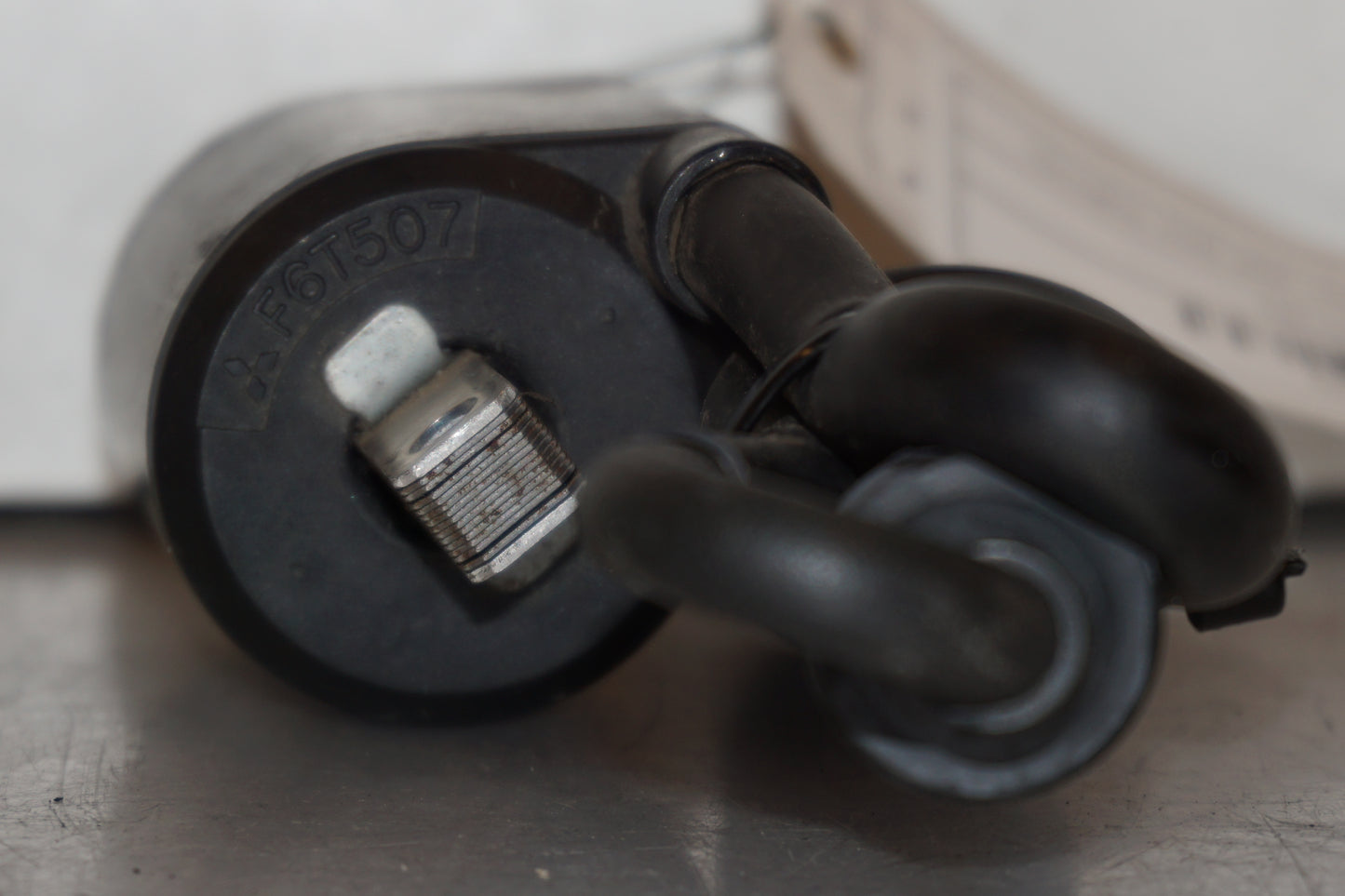 Snett uppifrån på Tändspole från en Yamaha XVS 650 -1998 motorcykel.