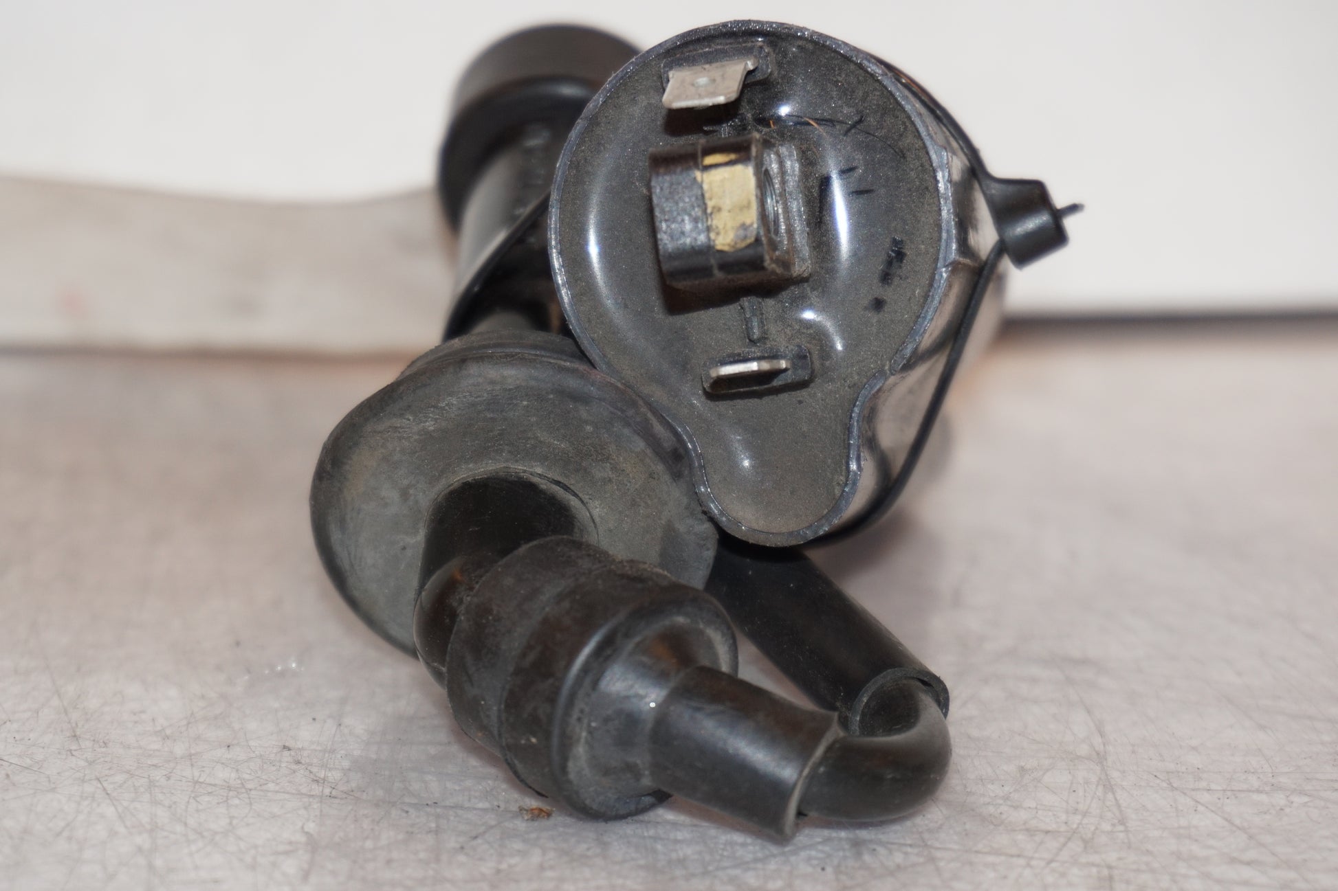 Snett uppifrån på Tändspole från en Yamaha TDM 850 -1996 motorcykel.