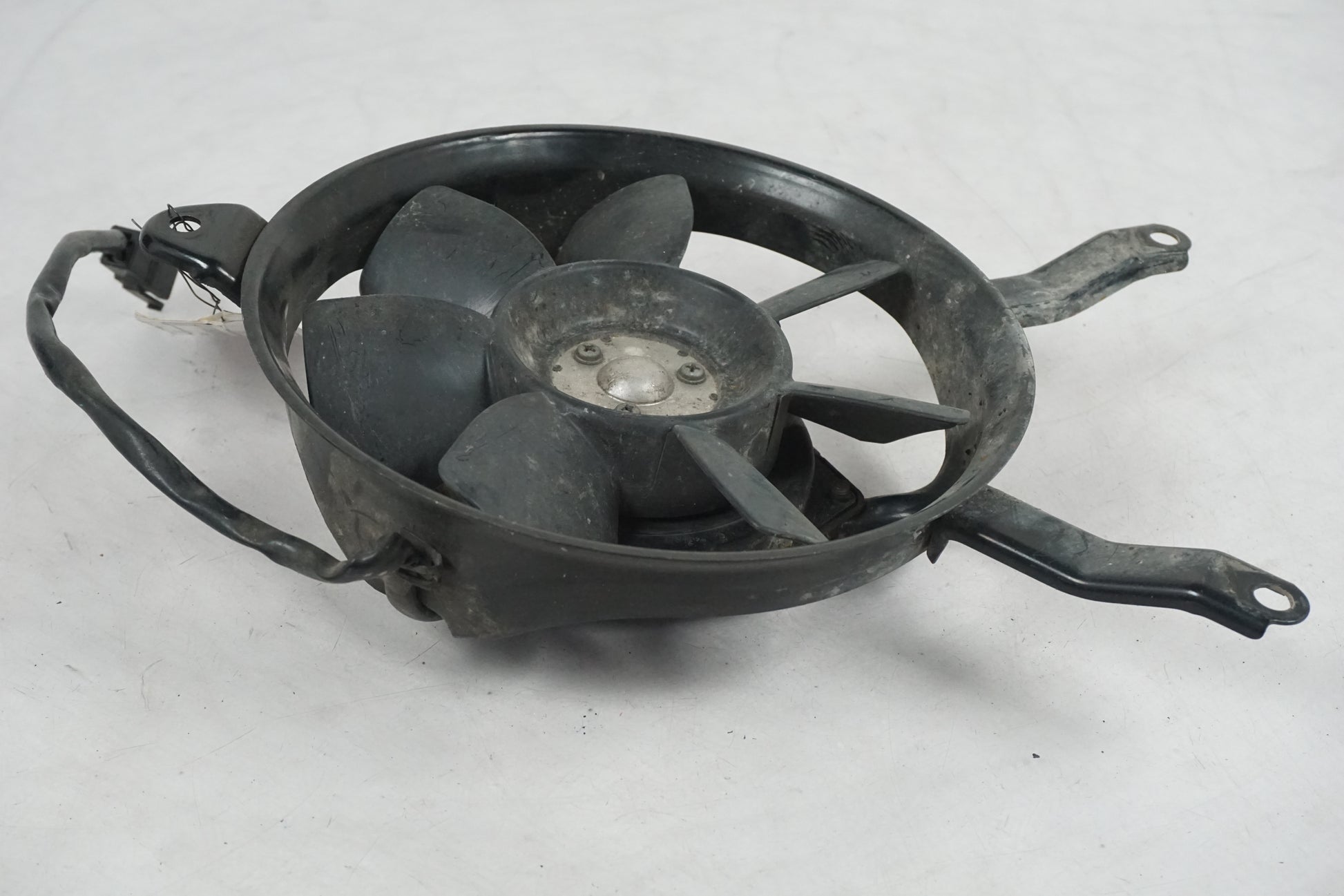 Baksidan på Vattenkylfläkt från en Kawasaki ZR-X 1200 S -2001 motorcykel.