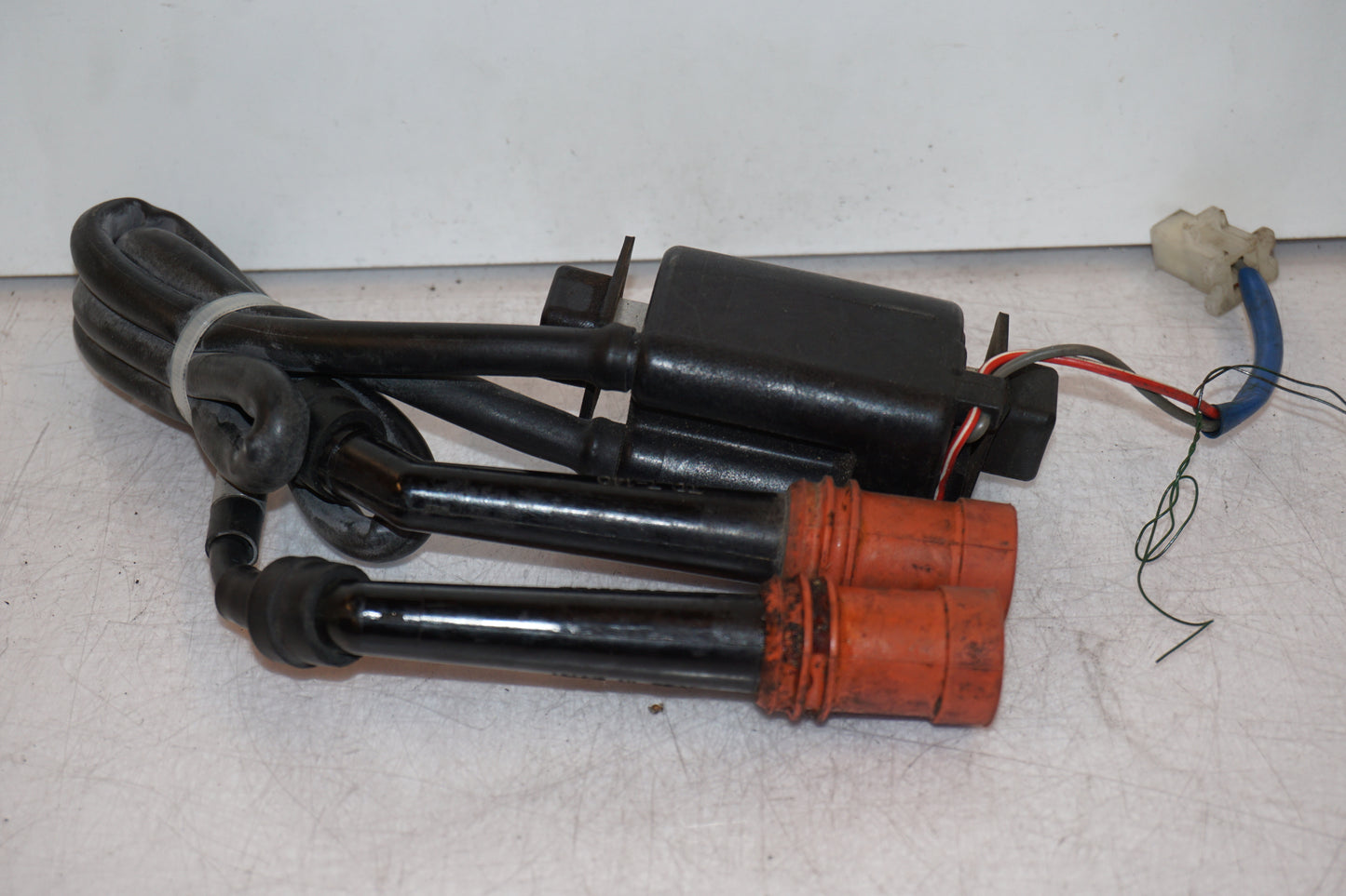 Framsidan på Tändspole från en Yamaha FZ 750 -1988 motorcykel.