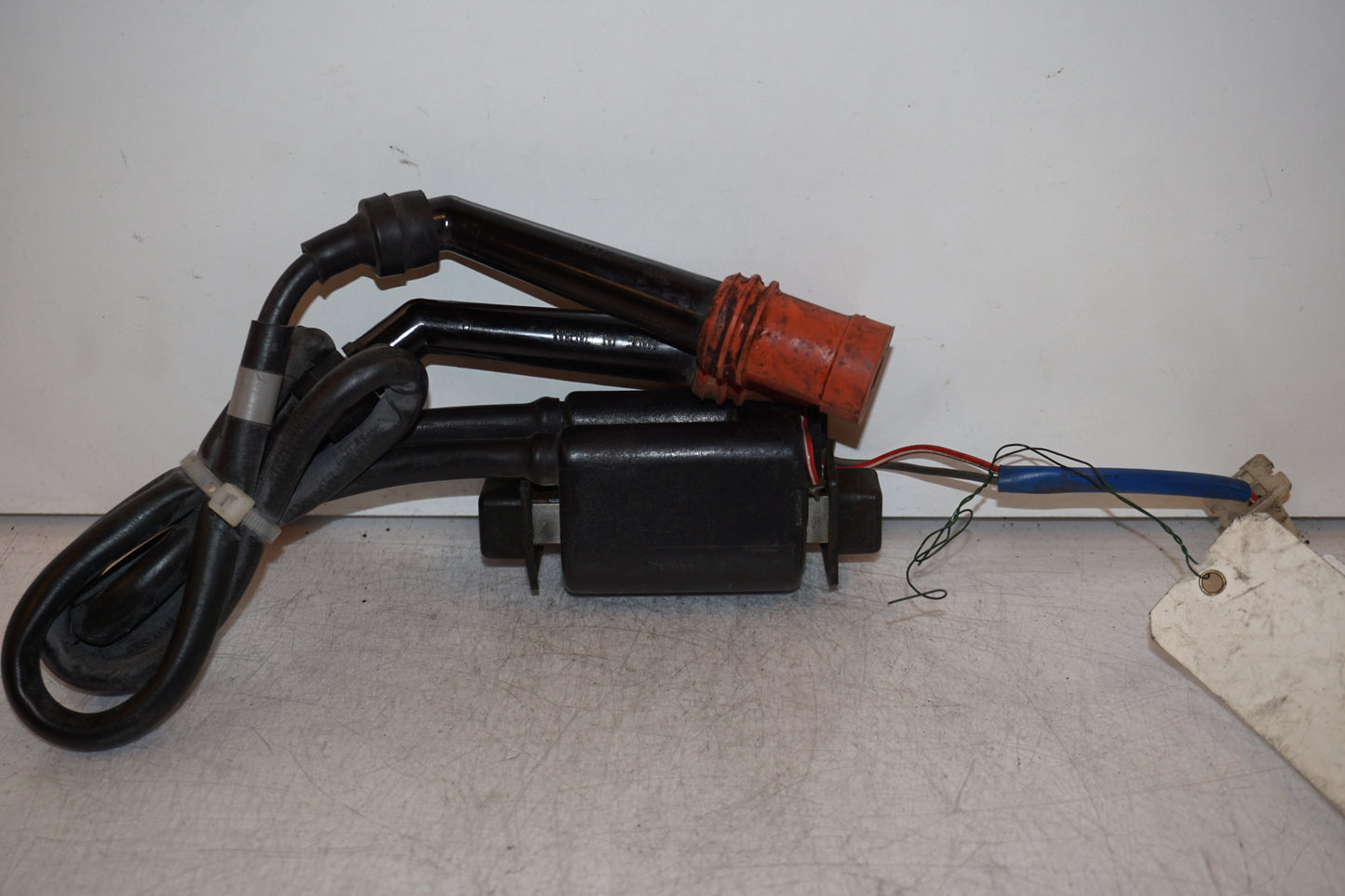 Baksidan på Tändspole från en Yamaha FZ 750 -1988 motorcykel.