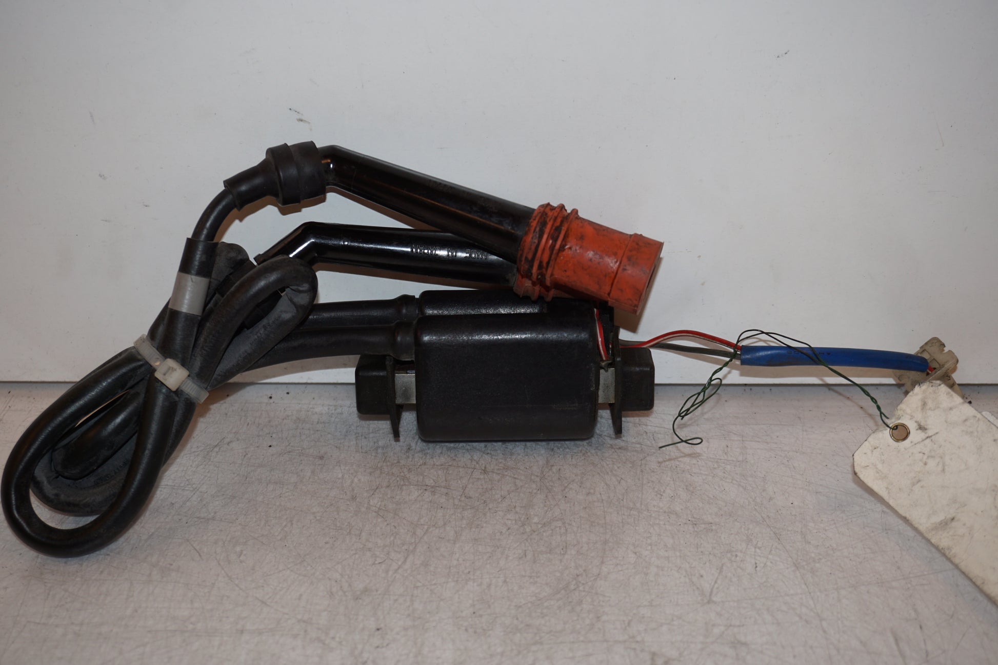 Baksidan på Tändspole från en Yamaha FZ 750 -1988 motorcykel.