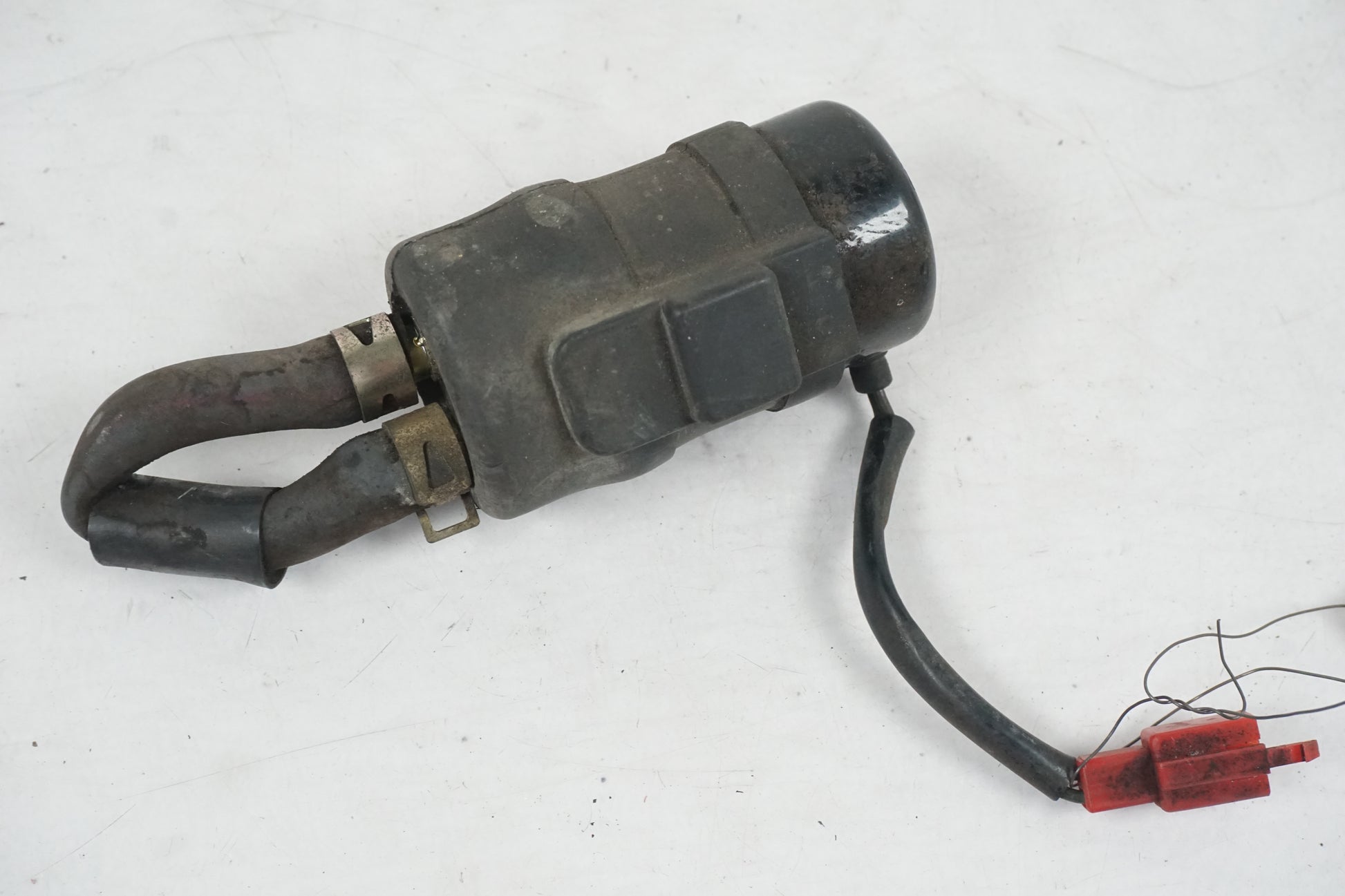 Baksidan på Bensinpump förgasare från en Honda CBR 1000 F -1990 motorcykel.