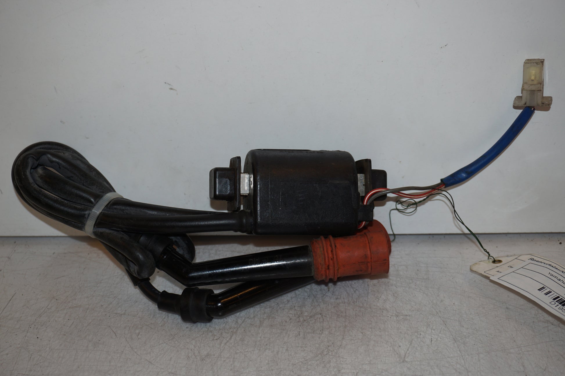 Vänster sida på Tändspole från en Yamaha FZ 750 -1988 motorcykel.