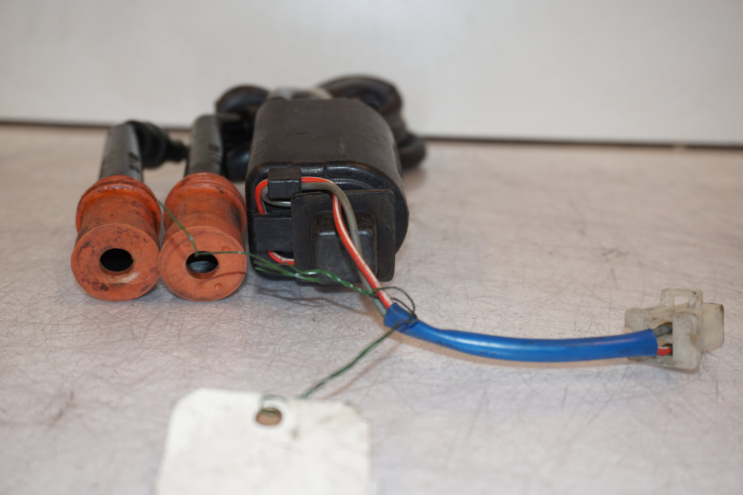 Snett nerifrån på Tändspole från en Yamaha FZ 750 -1988 motorcykel.