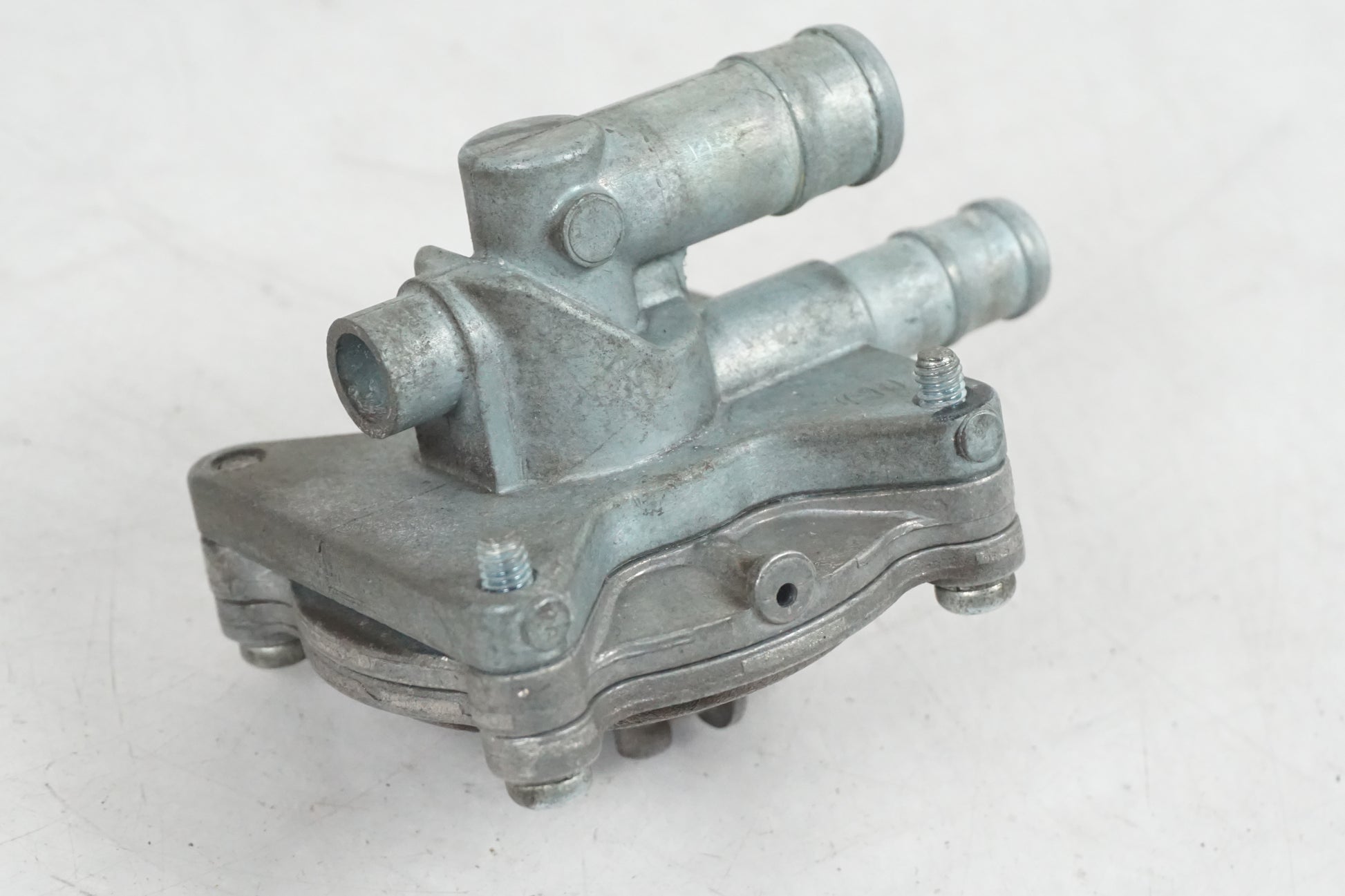 Baksidan på Bensinpump förgasare från en Honda VT 600 C -1999 motorcykel.