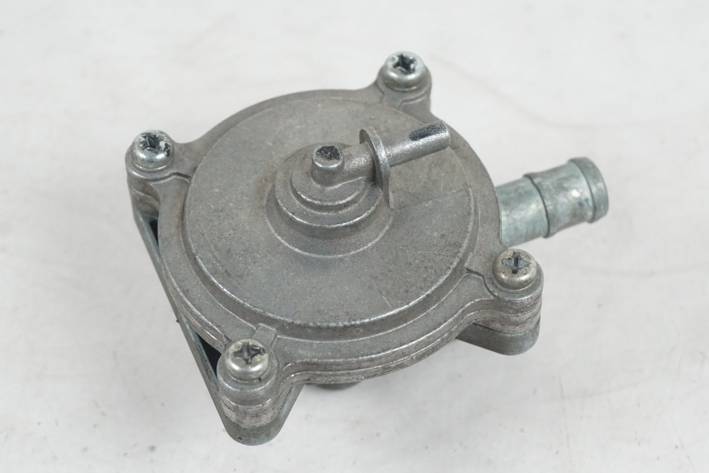 Höger sida på Bensinpump förgasare från en Honda VT 600 C -1999 motorcykel.