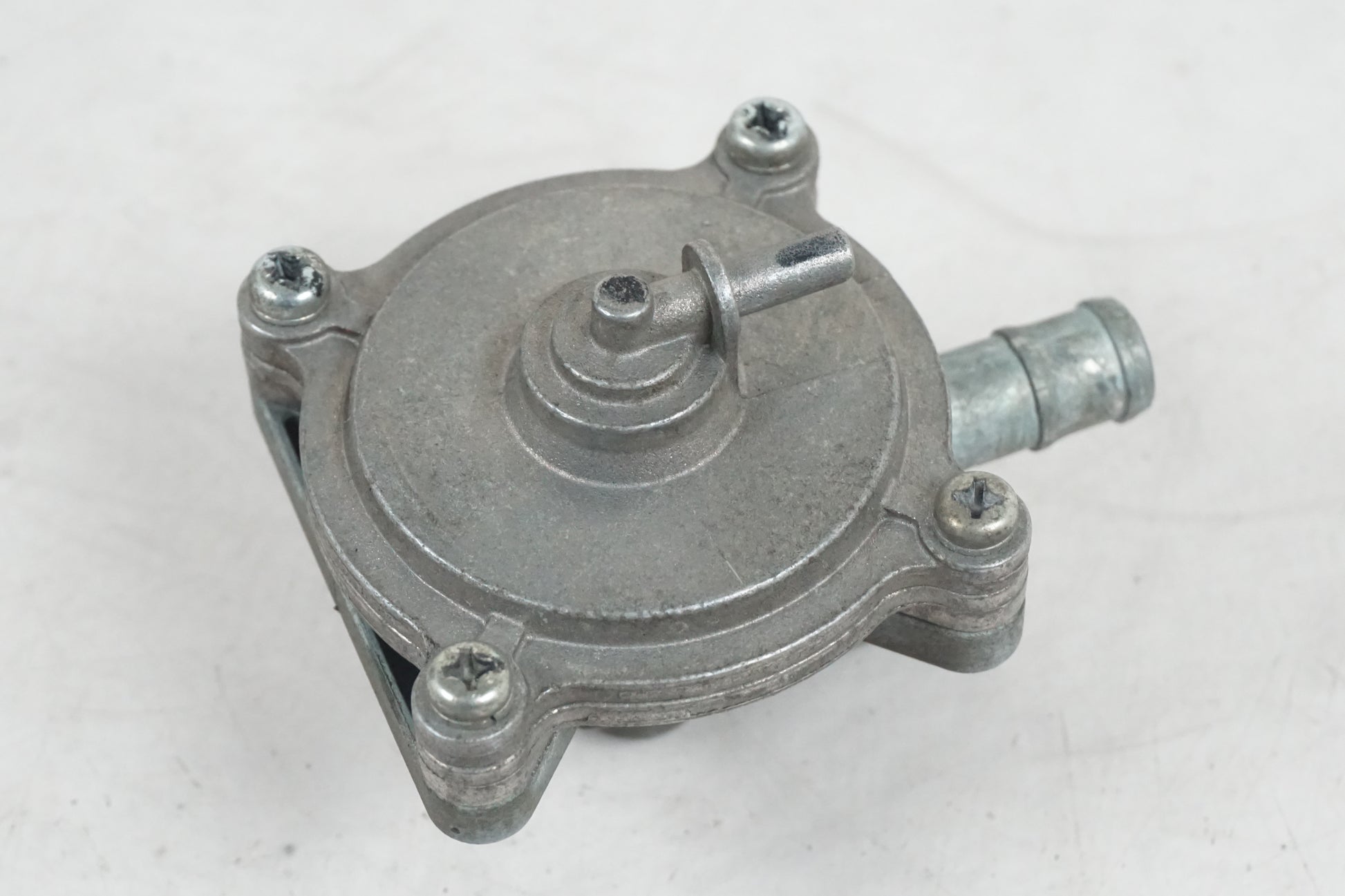 Höger sida på Bensinpump förgasare från en Honda VT 600 C -1999 motorcykel.