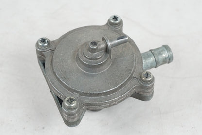 Höger sida på Bensinpump förgasare från en Honda VT 600 C -1999 motorcykel.