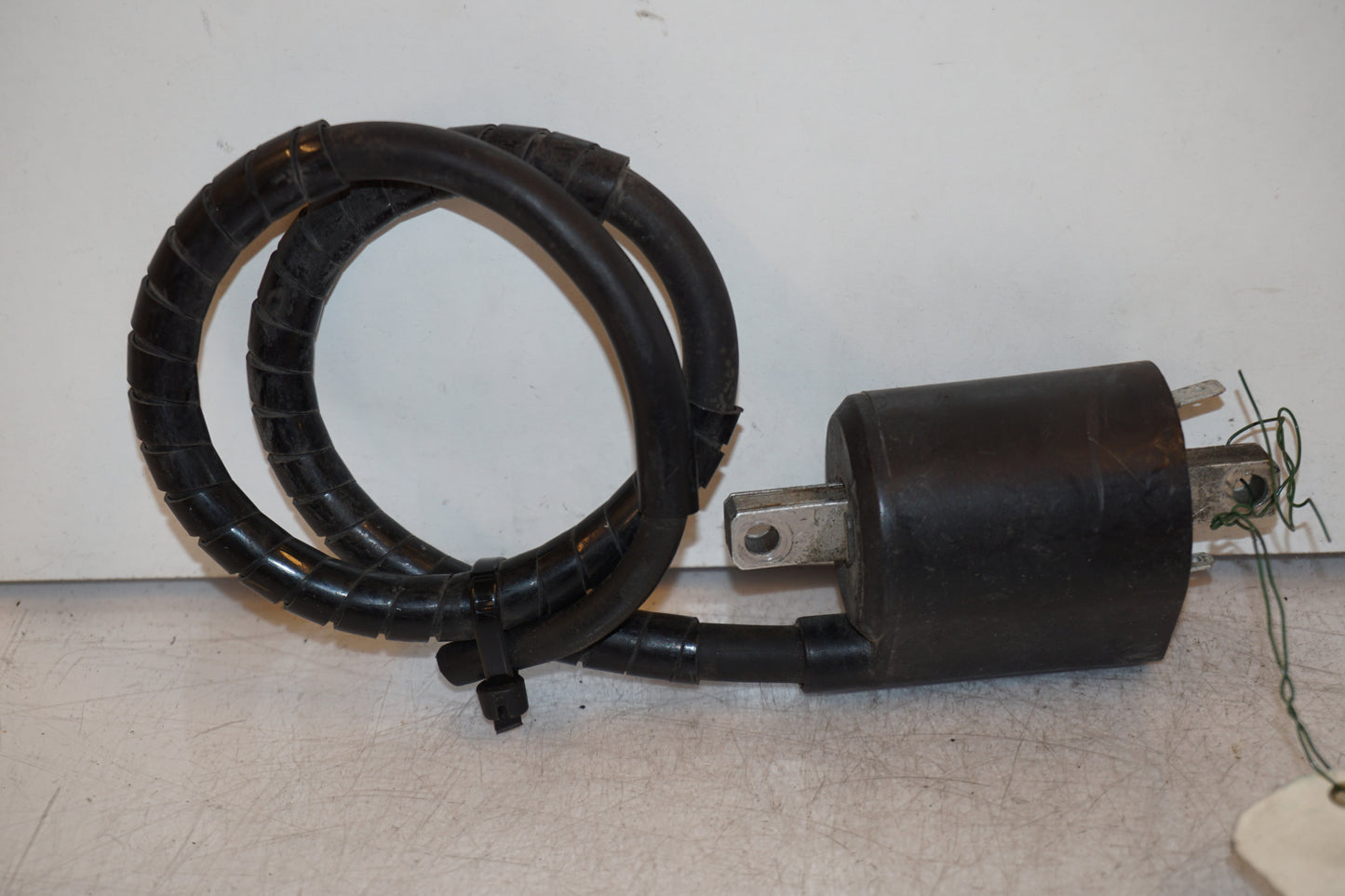 Vänster sida på Tändspole från en Yamaha XVS 650 -1998 motorcykel.