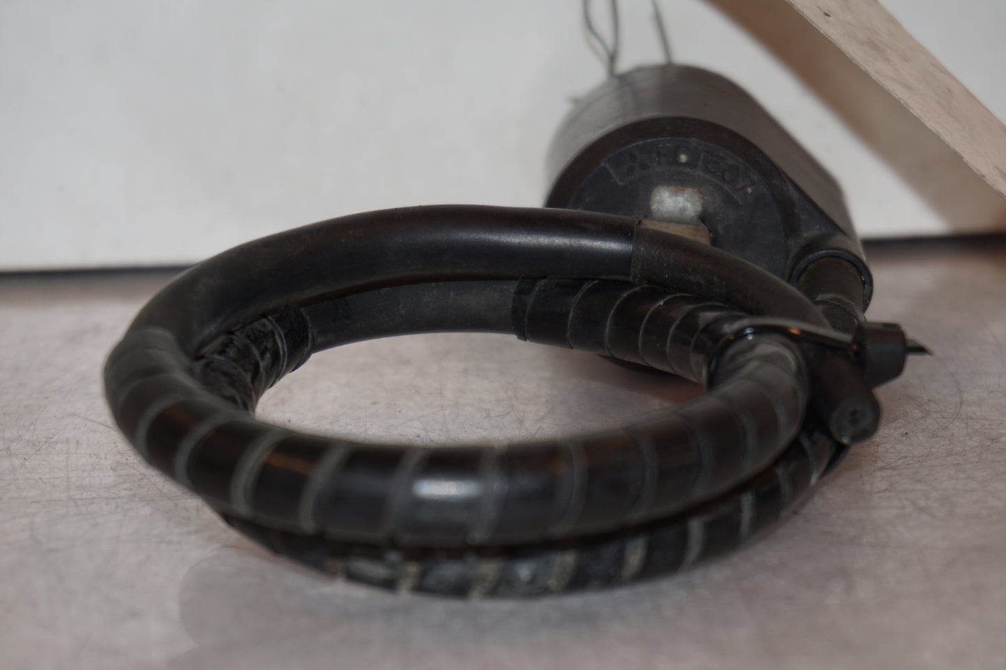 Snett uppifrån på Tändspole från en Yamaha XVS 650 -1998 motorcykel.