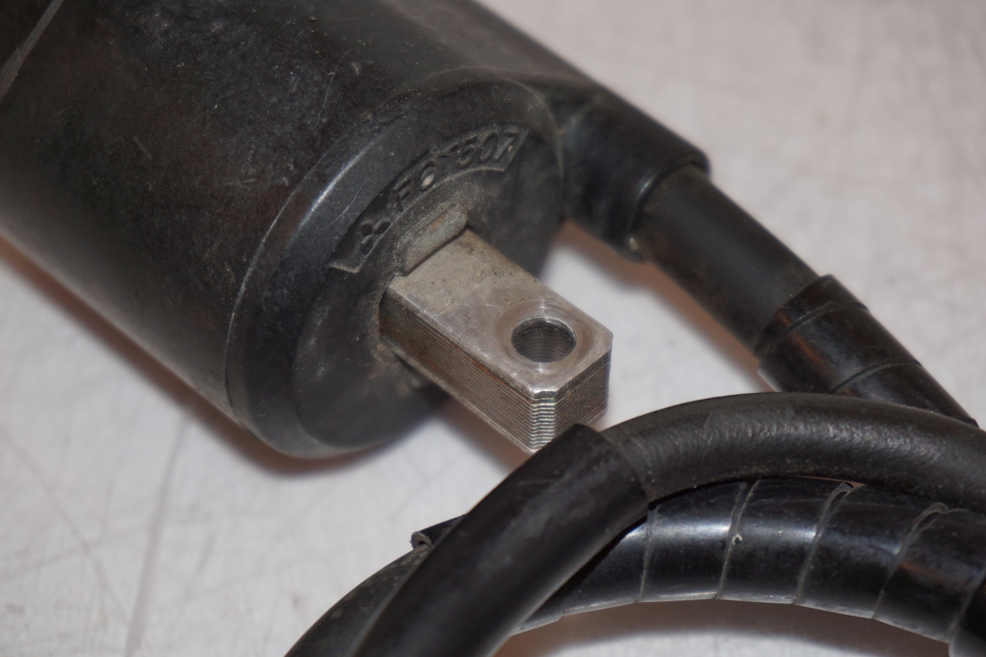 Snett nerifrån på Tändspole från en Yamaha XVS 650 -1998 motorcykel.