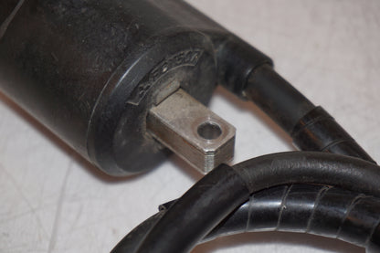 Snett nerifrån på Tändspole från en Yamaha XVS 650 -1998 motorcykel.