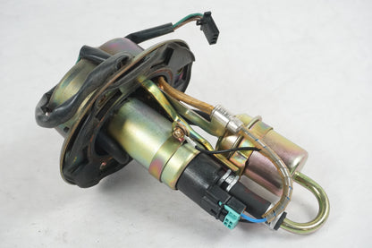 Höger sida på Bensinpump insprut från en Honda CBR 900 RR -2000 motorcykel.