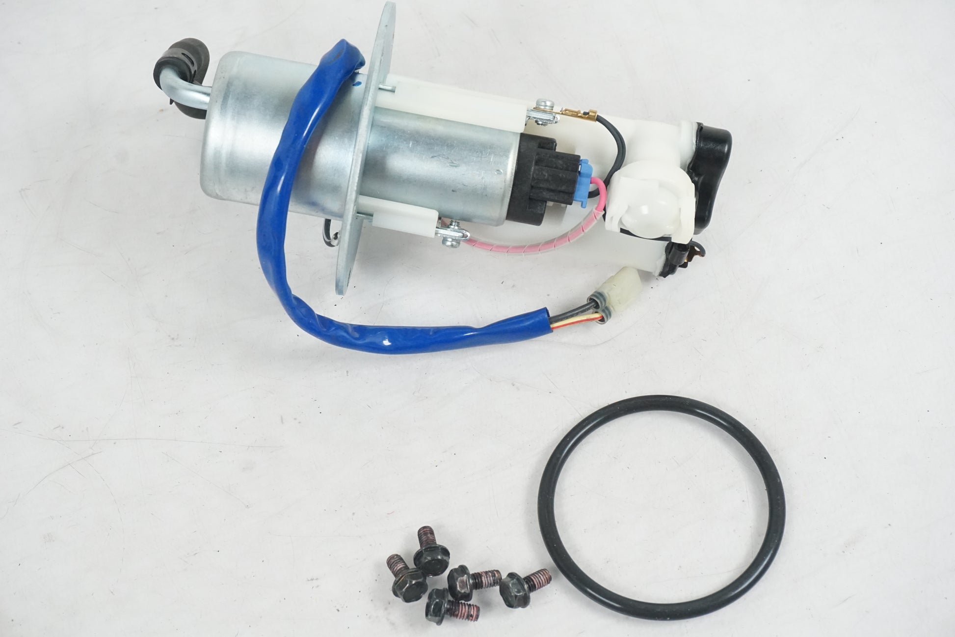 Framsidan på Bensinpump insprut från en Kawasaki Z 750 -2008 motorcykel.