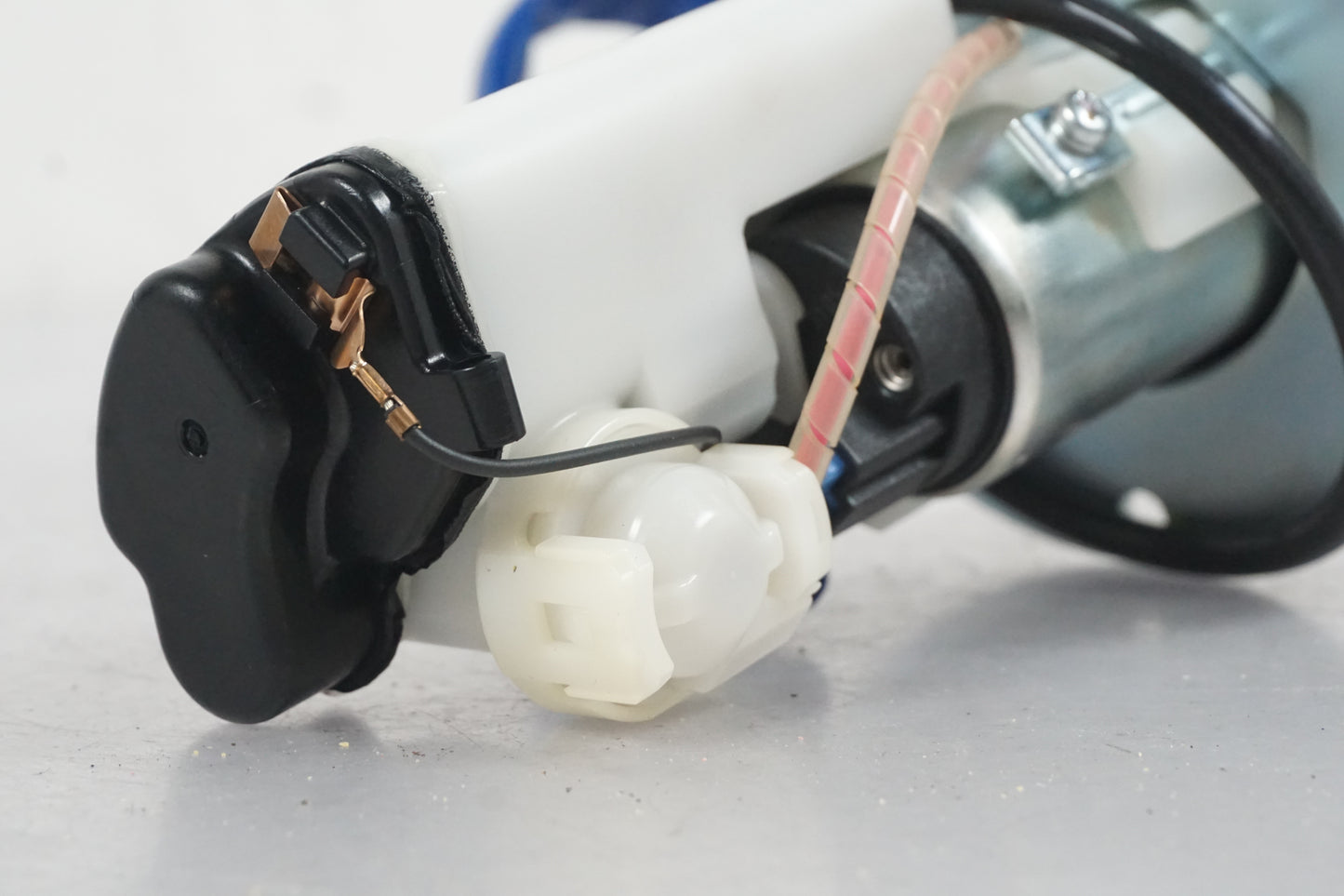 Baksidan på Bensinpump insprut från en Kawasaki Z 800 -2014 motorcykel.