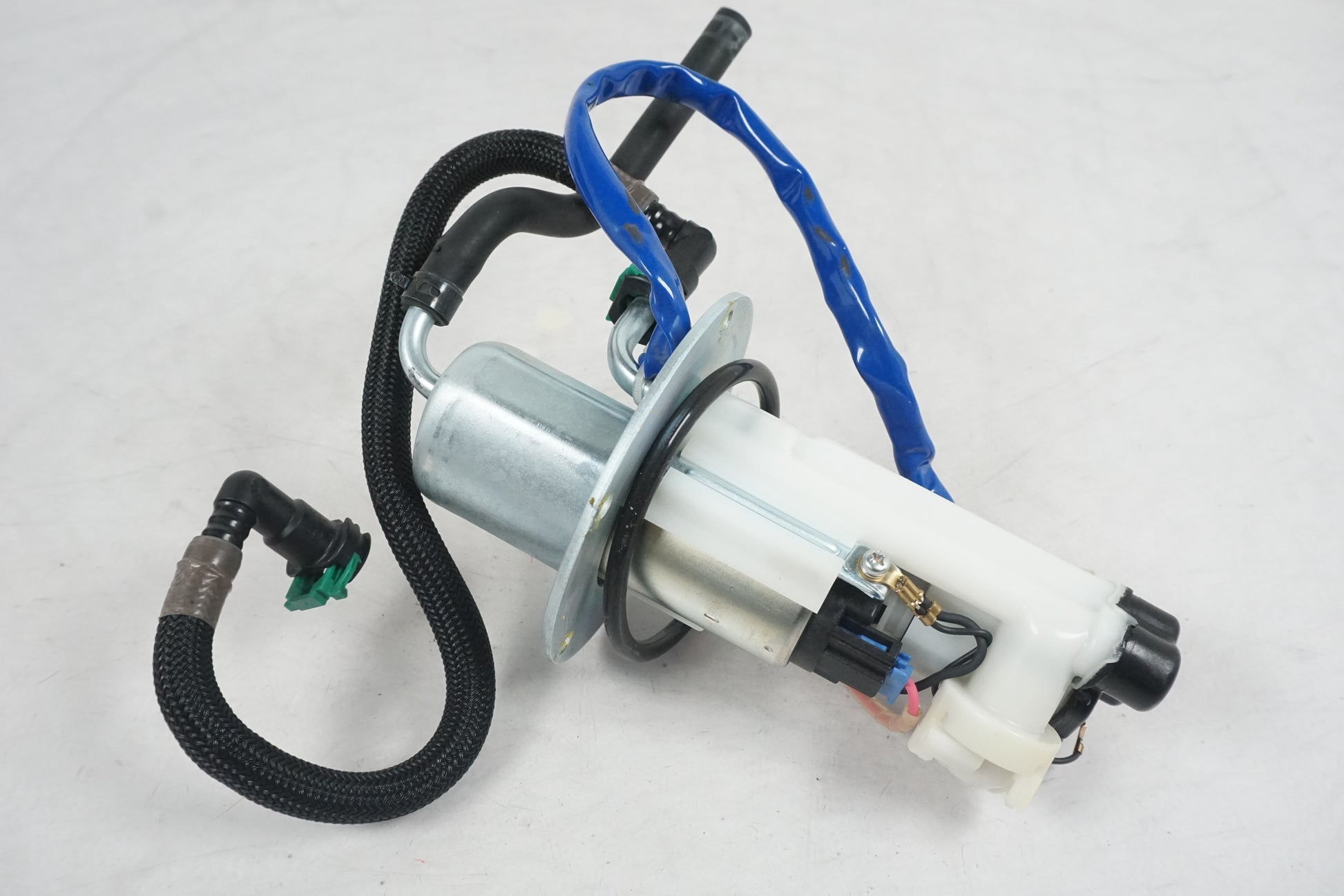 Snett uppifrån på Bensinpump insprut från en Kawasaki Z 800 -2014 motorcykel.