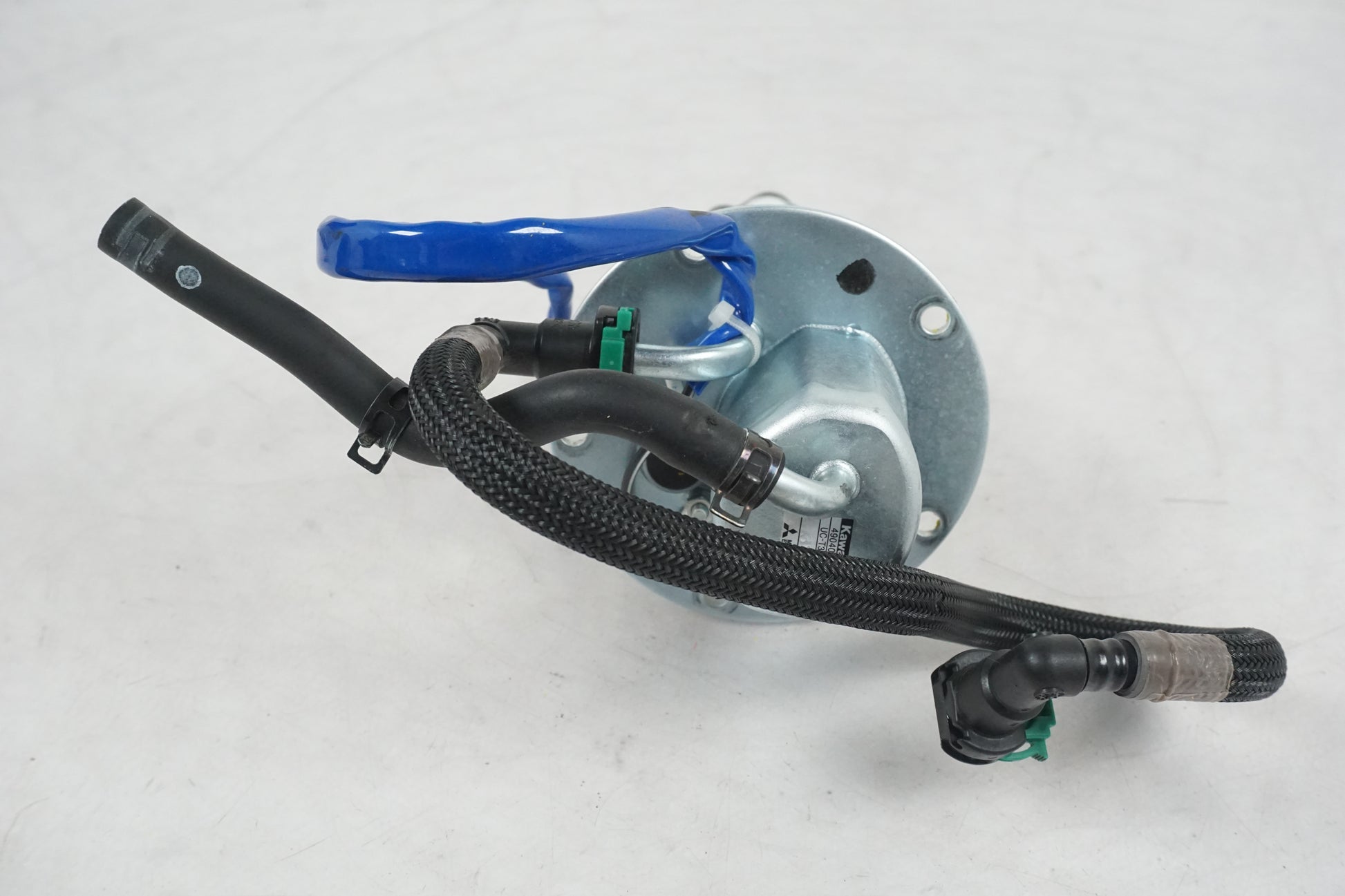 Snett nerifrån på Bensinpump insprut från en Kawasaki Z 800 -2014 motorcykel.