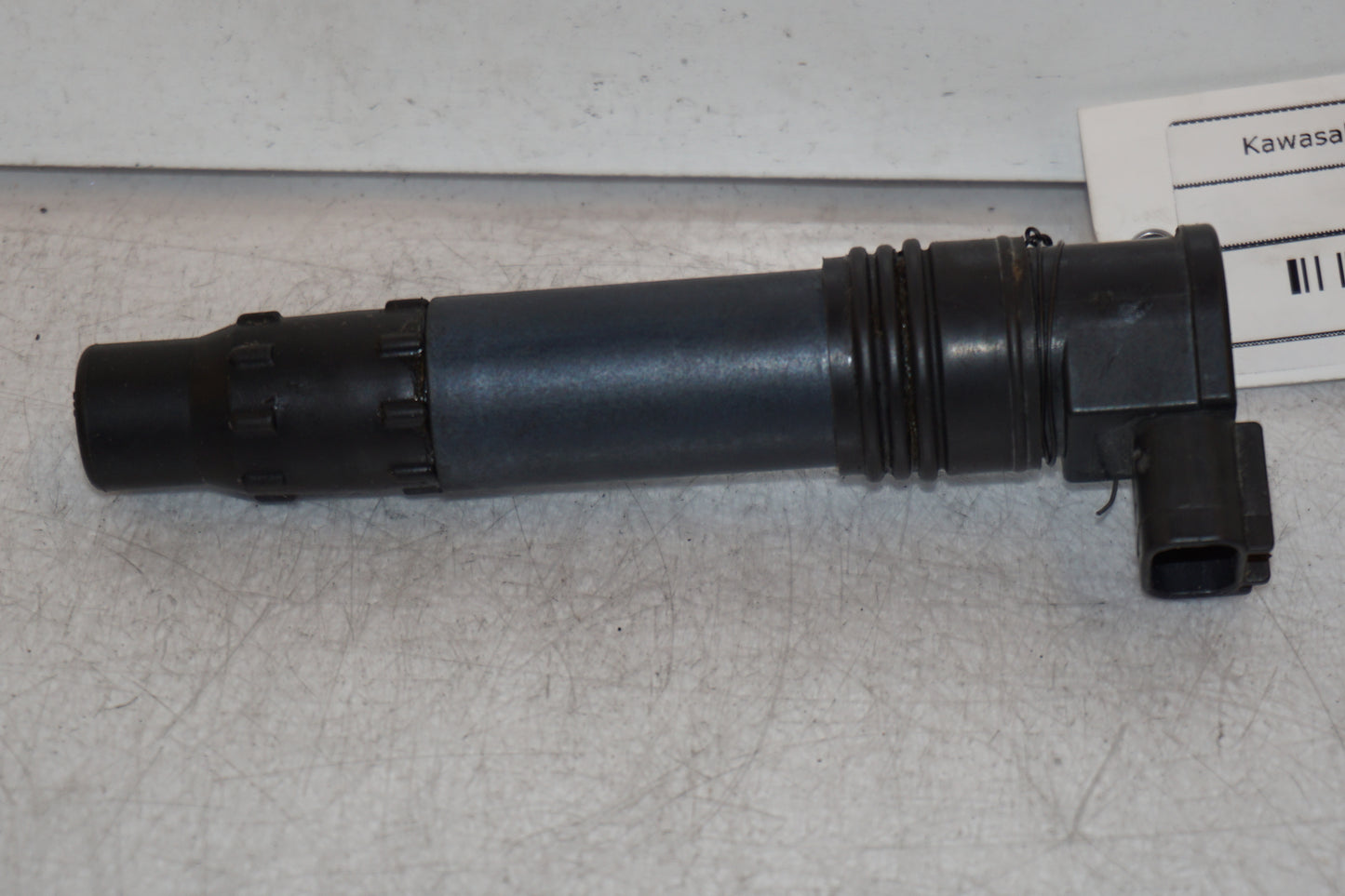 Framsidan på <p>Tändspole vänster från Kawasaki ER-6N ABS 2014.</p>

<p>Denso 129700-5359.</p> motorcykel.