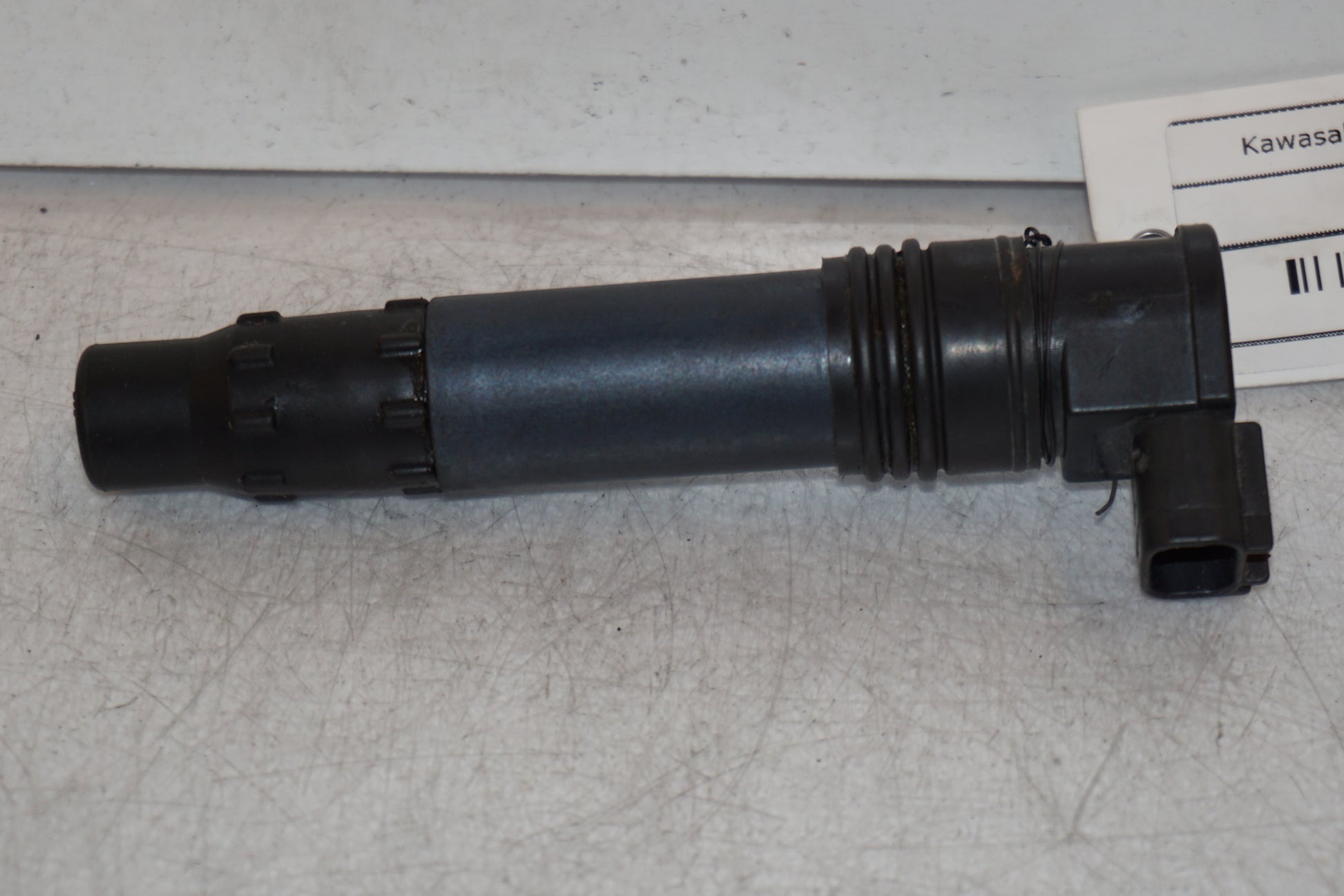 Framsidan på <p>Tändspole vänster från Kawasaki ER-6N ABS 2014.</p>

<p>Denso 129700-5359.</p> motorcykel.