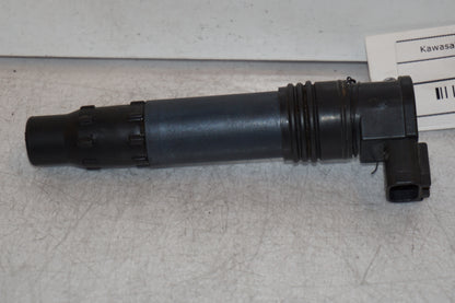 Framsidan på <p>Tändspole vänster från Kawasaki ER-6N ABS 2014.</p>

<p>Denso 129700-5359.</p> motorcykel.