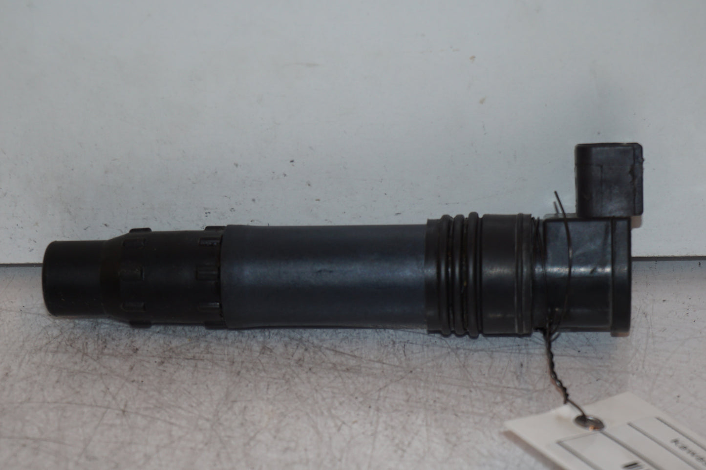 Baksidan på <p>Tändspole vänster från Kawasaki ER-6N ABS 2014.</p>

<p>Denso 129700-5359.</p> motorcykel.