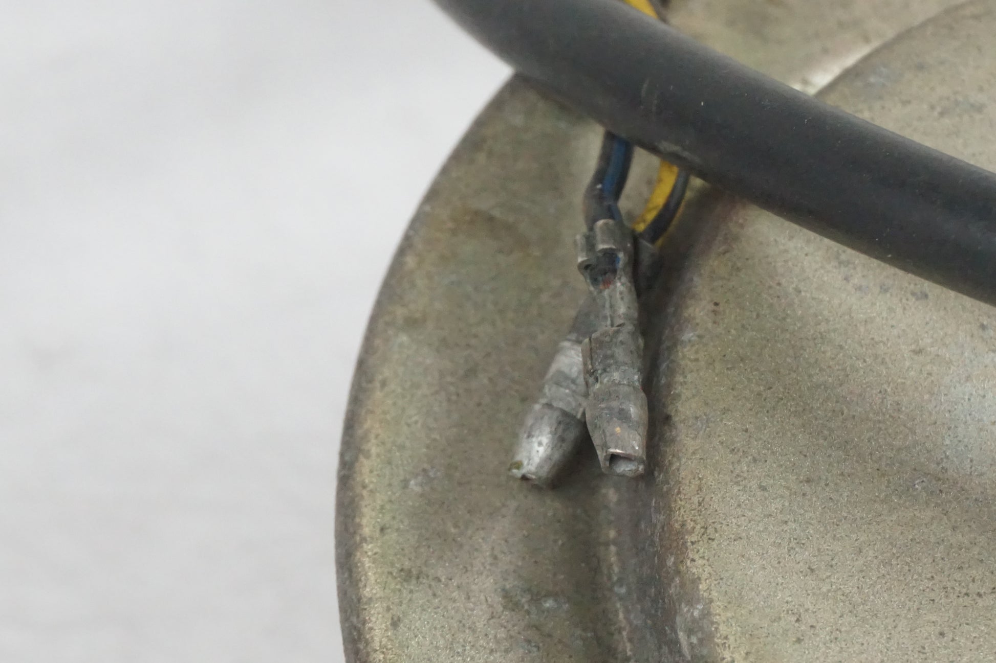 Vänster sida på Bensintankgivare från en Suzuki GSX 1100 -1992 motorcykel.