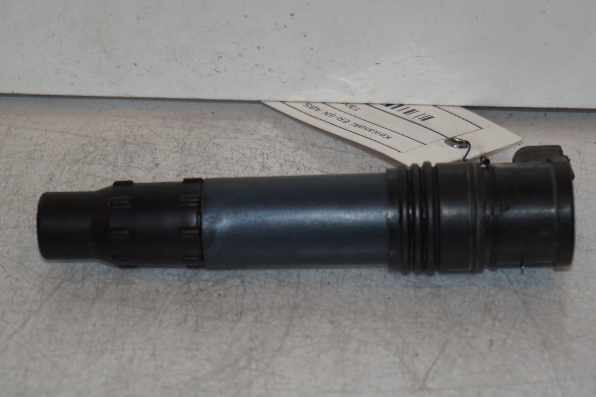 Höger sida på <p>Tändspole vänster från Kawasaki ER-6N ABS 2014.</p>

<p>Denso 129700-5359.</p> motorcykel.