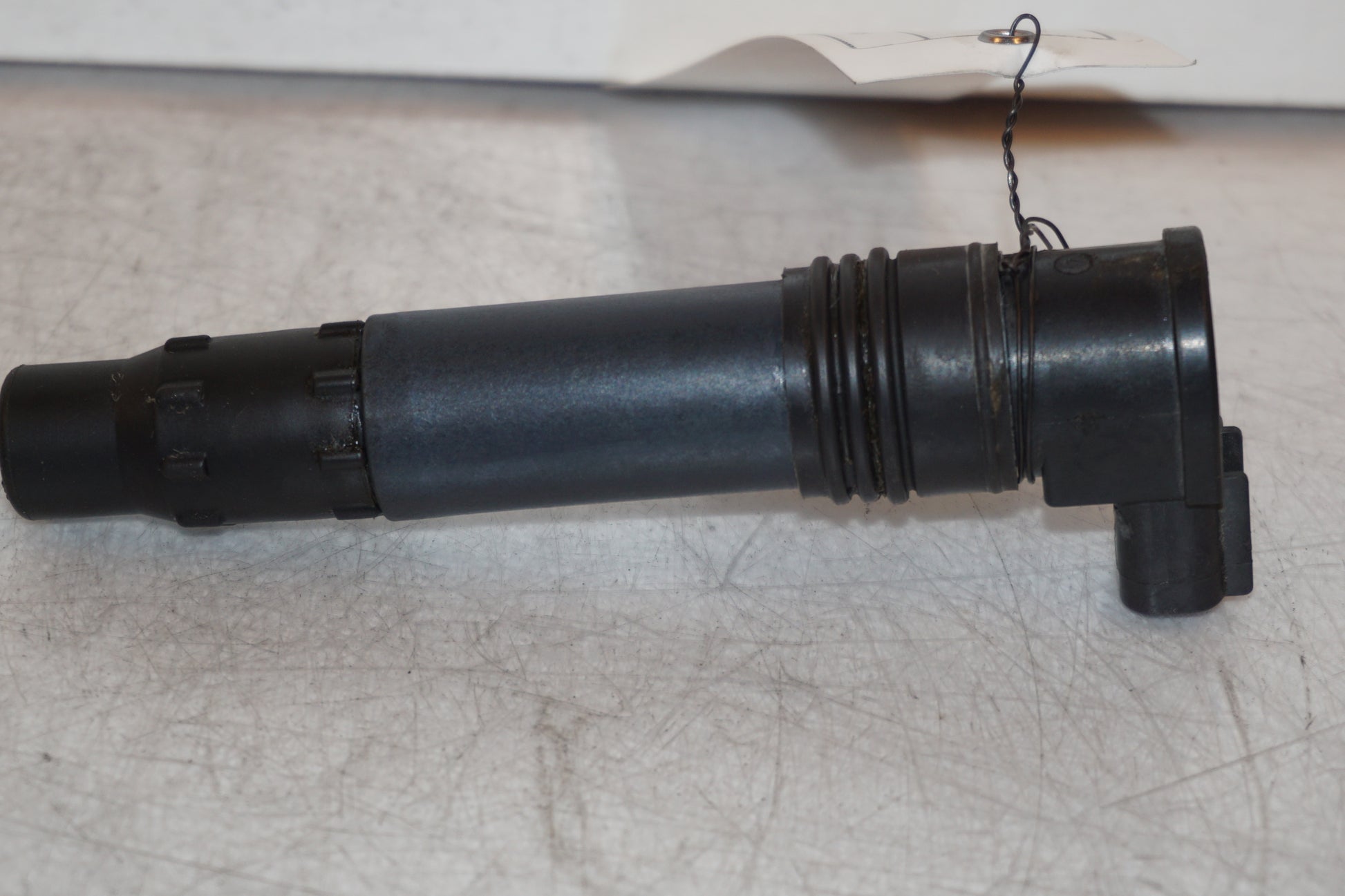 Vänster sida på <p>Tändspole vänster från Kawasaki ER-6N ABS 2014.</p>

<p>Denso 129700-5359.</p> motorcykel.