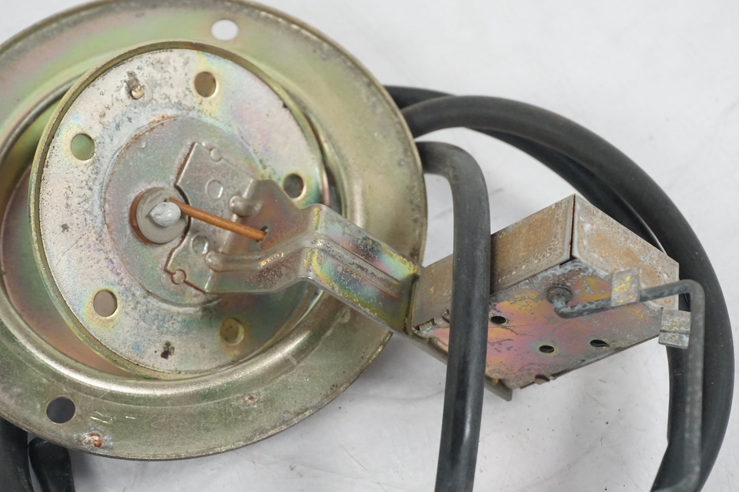 Snett nerifrån på Bensintankgivare från en Suzuki GSX 1100 -1992 motorcykel.