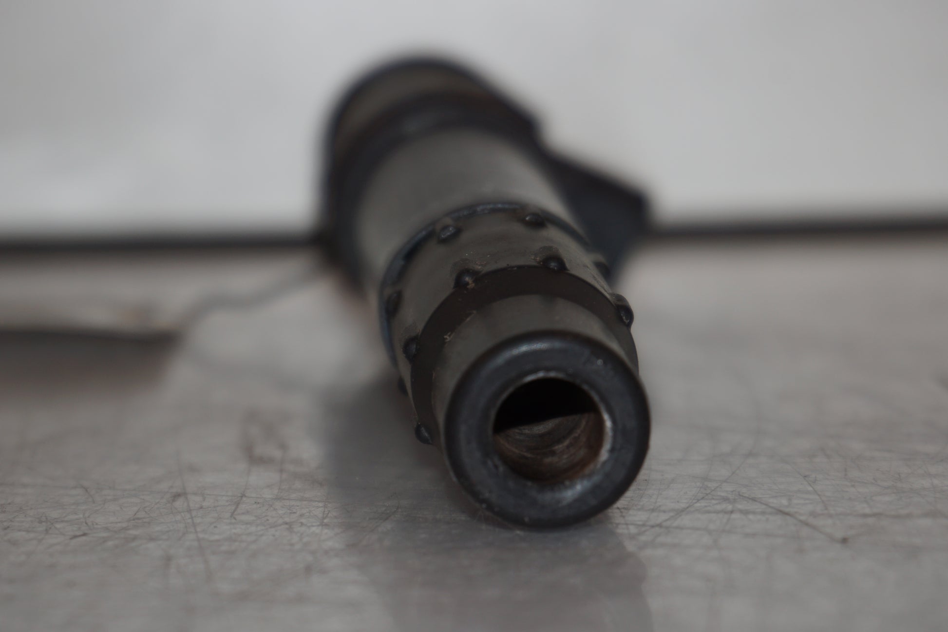 Snett uppifrån på <p>Tändspole vänster från Kawasaki ER-6N ABS 2014.</p>

<p>Denso 129700-5359.</p> motorcykel.