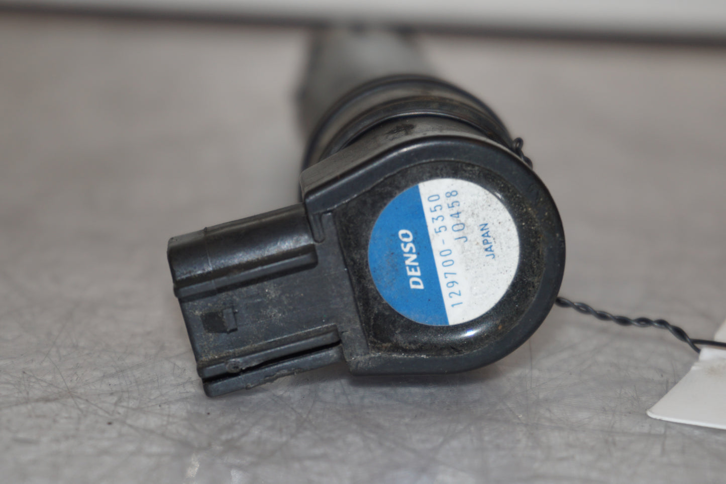 Snett nerifrån på <p>Tändspole vänster från Kawasaki ER-6N ABS 2014.</p>

<p>Denso 129700-5359.</p> motorcykel.