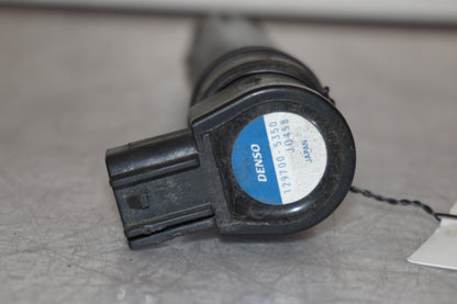 Snett nerifrån på <p>Tändspole vänster från Kawasaki ER-6N ABS 2014.</p>

<p>Denso 129700-5359.</p> motorcykel.